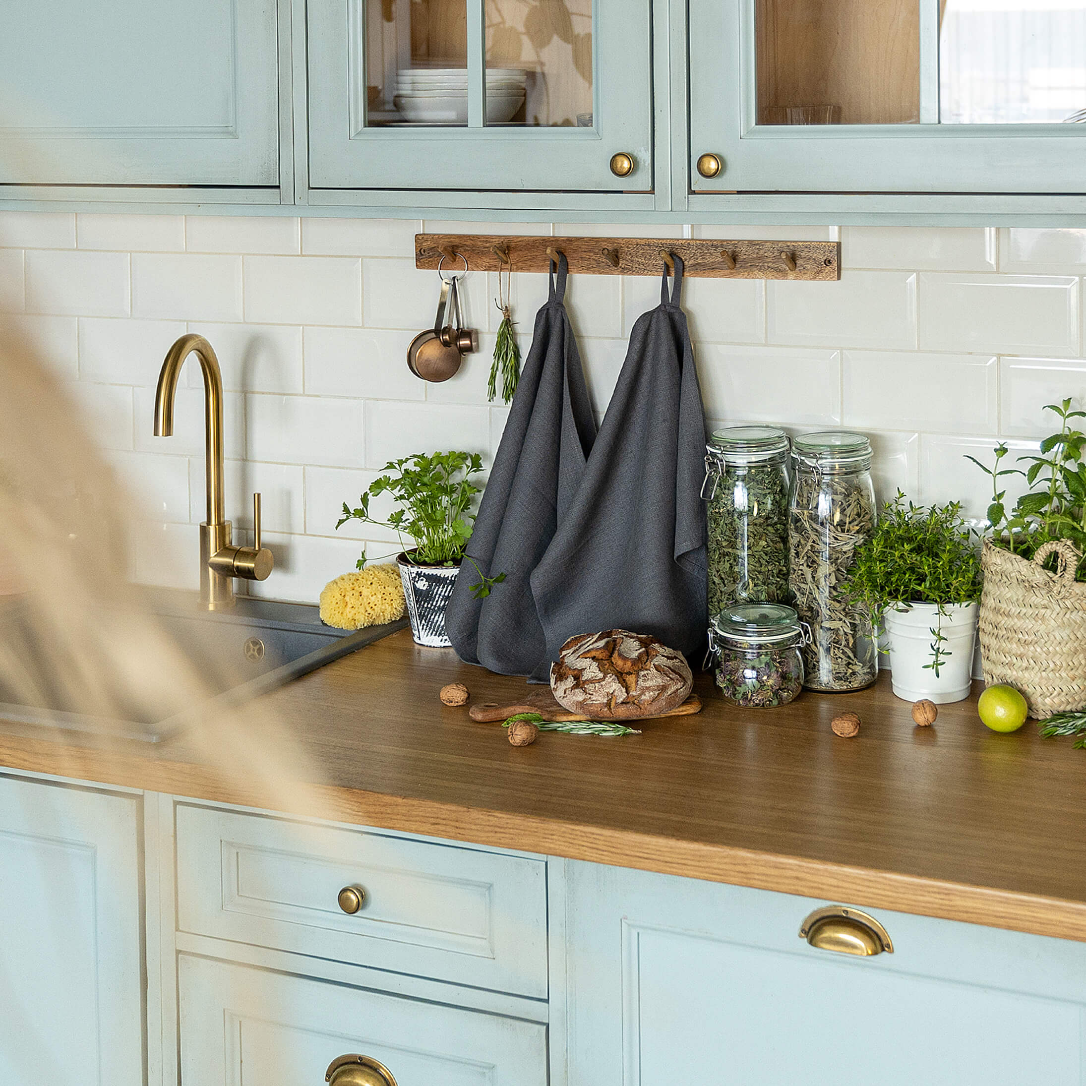 Charcoal grey tea towels made of natural linen are durable, making them the ideal companions for your daily culinary adventures. Carefully crafted, our linen tea towels are not only practical but also add colour and sophistication to your kitchen.