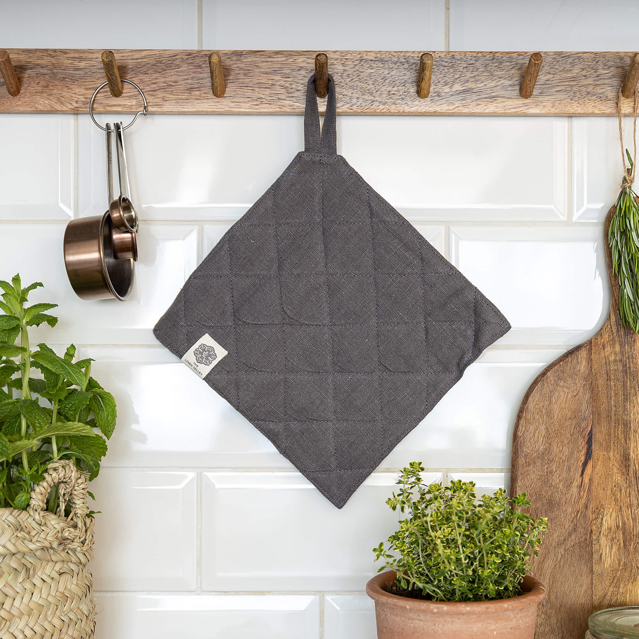The linen pot holder come in a variety of pastel and rich colours, which are a perfect match for our other home textiles.