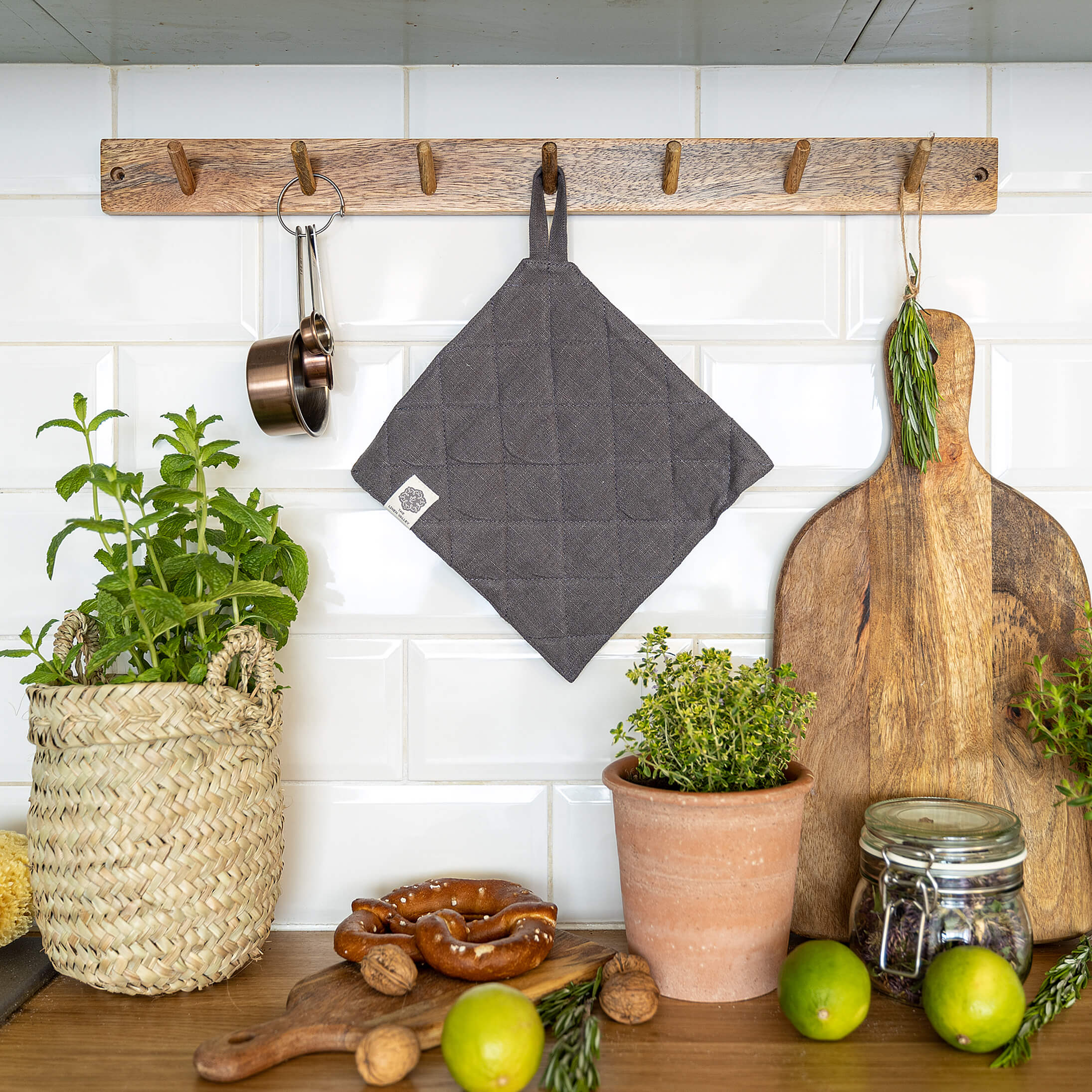 The linen pot holder come in a variety of pastel and rich colours, which are a perfect match for our other home textiles.
