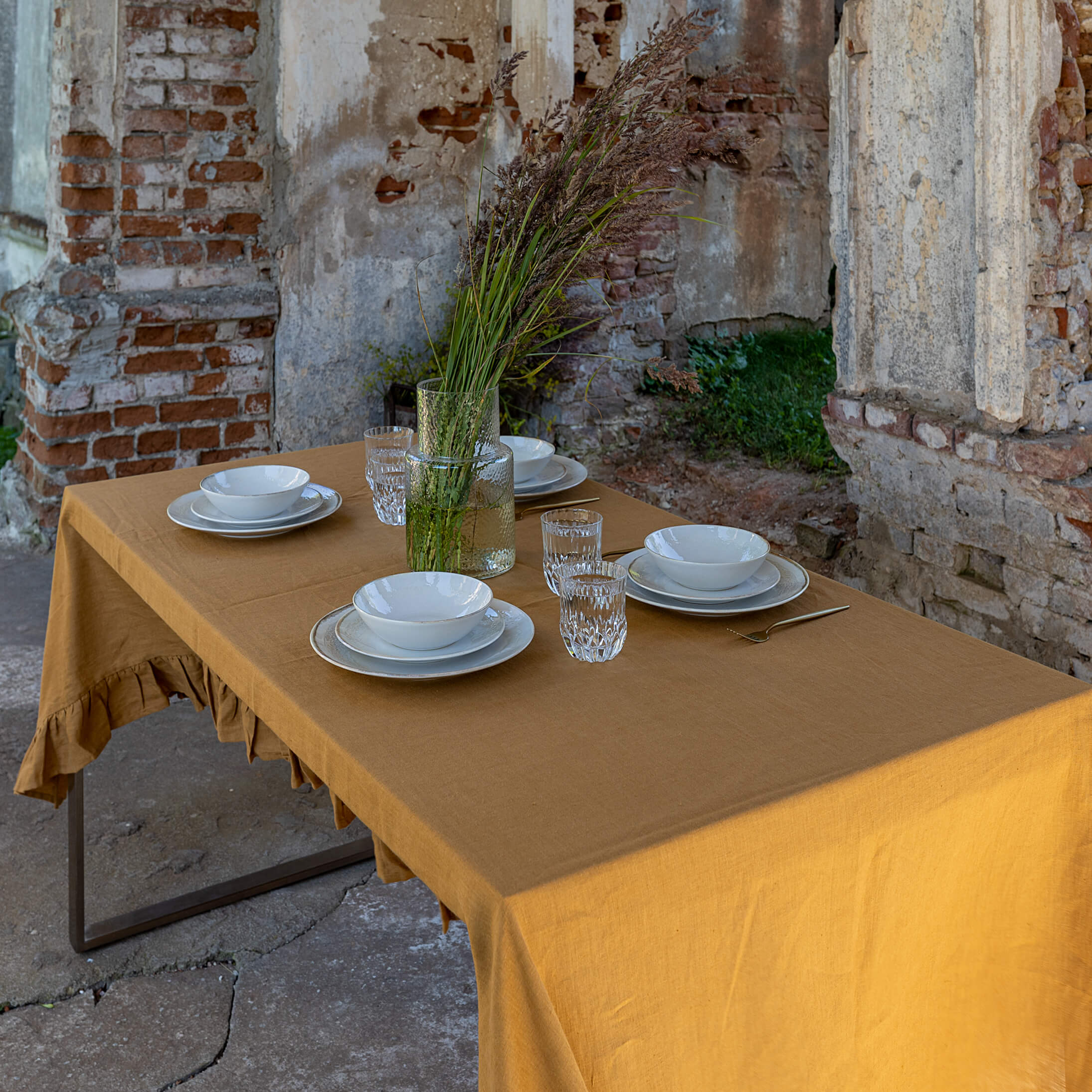Listen to your wishes and dreams and give your dining area a new character with our cinnamon linen tablecloth with ruffles in an easy and stylish way. Our linen tablecloths are made from high quality natural linen and are designed to last you a long.