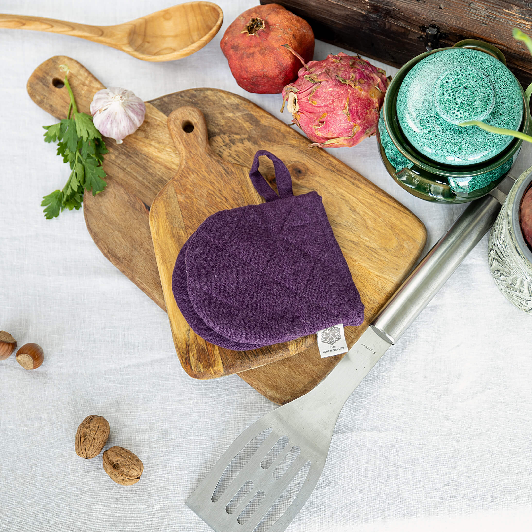 The linen oven mitt come in a variety of pastel and rich colours, which are a perfect match for our other home textiles.