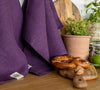 The deep purple tea towels made of natural linen are durable, making them the ideal companions for your daily culinary adventures.