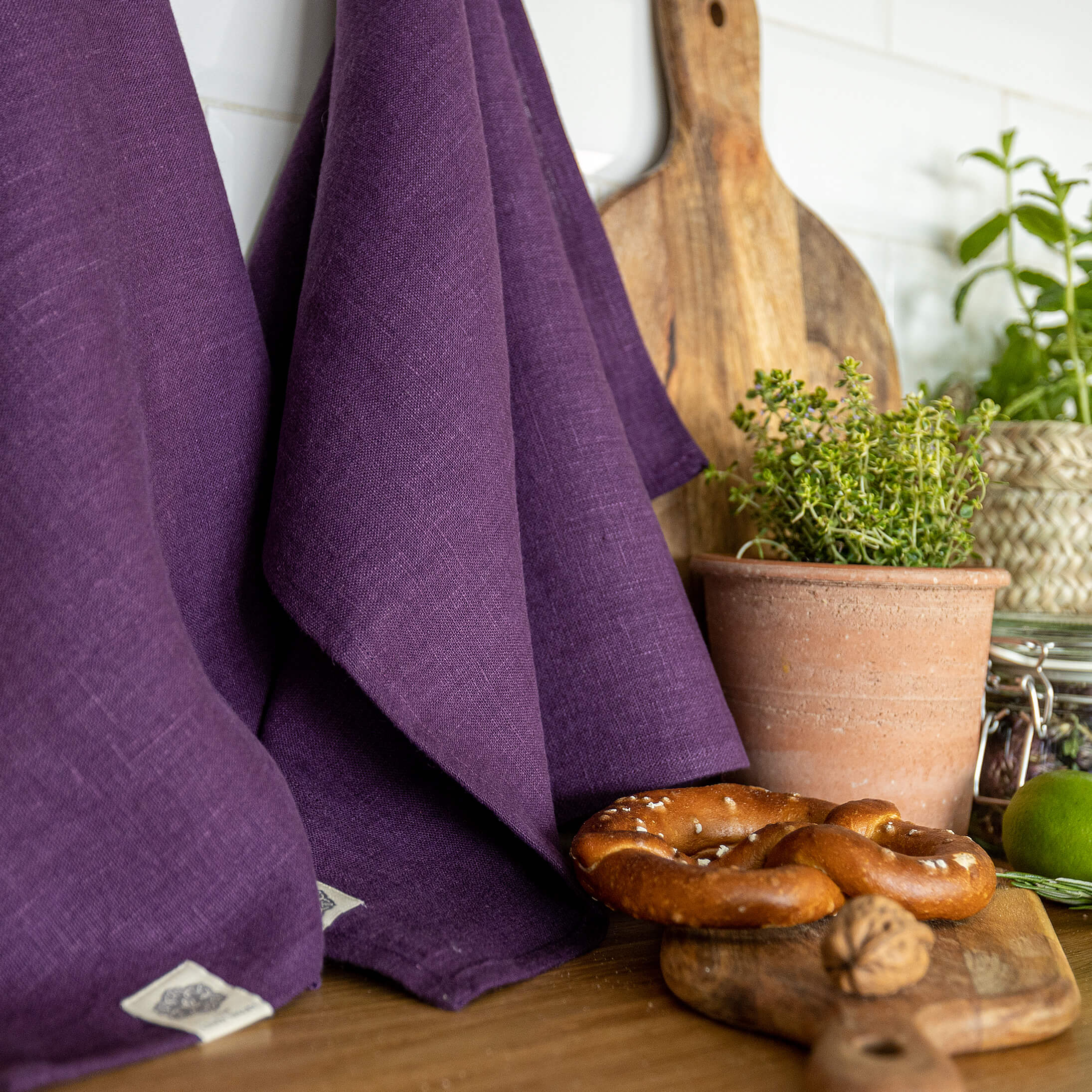 The deep purple tea towels made of natural linen are durable, making them the ideal companions for your daily culinary adventures. Carefully crafted, our linen tea towels are not only practical but also add colour and sophistication to your kitchen.