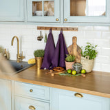 The deep purple tea towels made of natural linen are durable, making them the ideal companions for your daily culinary adventures. Carefully crafted, our linen tea towels are not only practical but also add colour and sophistication to your kitchen.