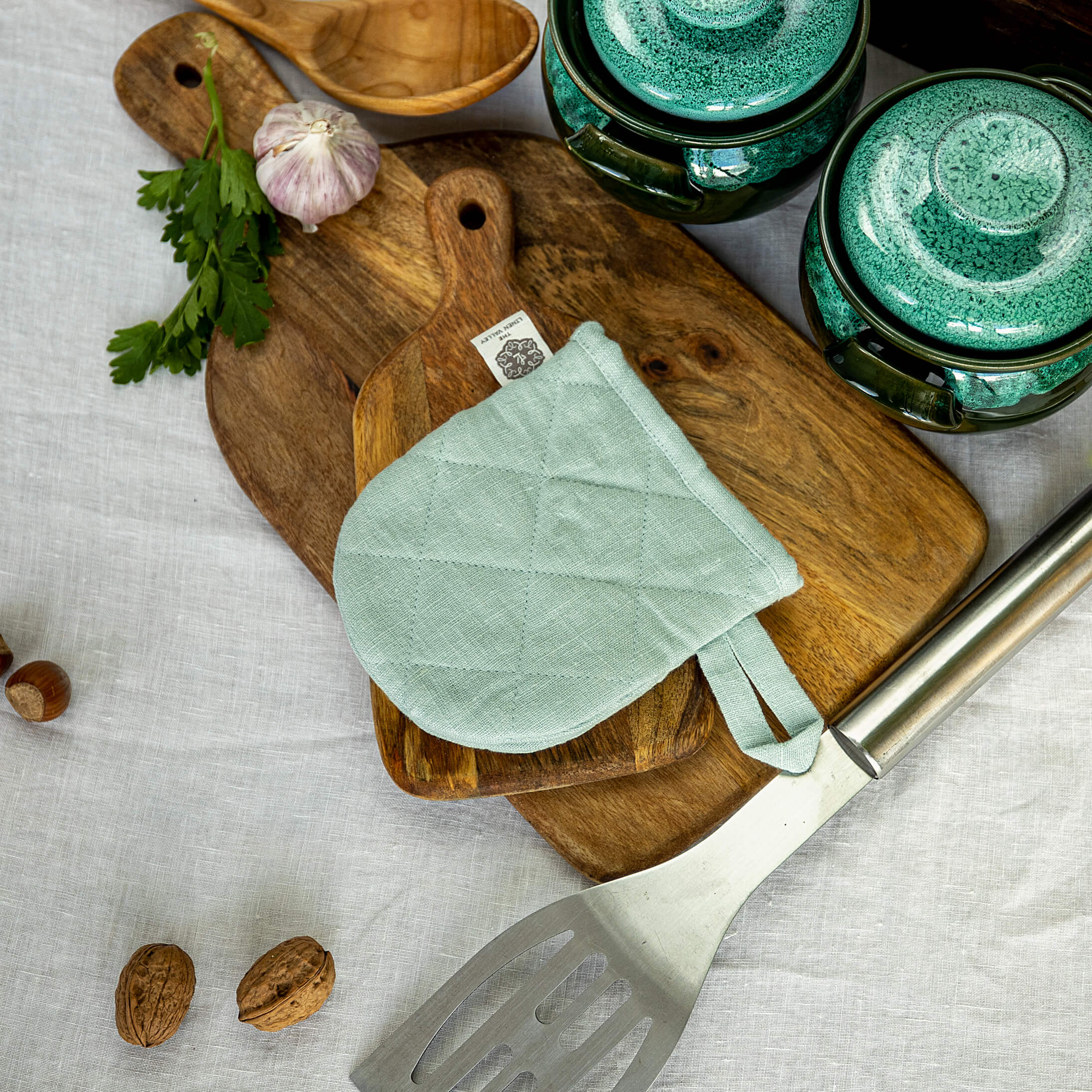The linen oven mitt come in a variety of pastel and rich colours, which are a perfect match for our other home textiles.