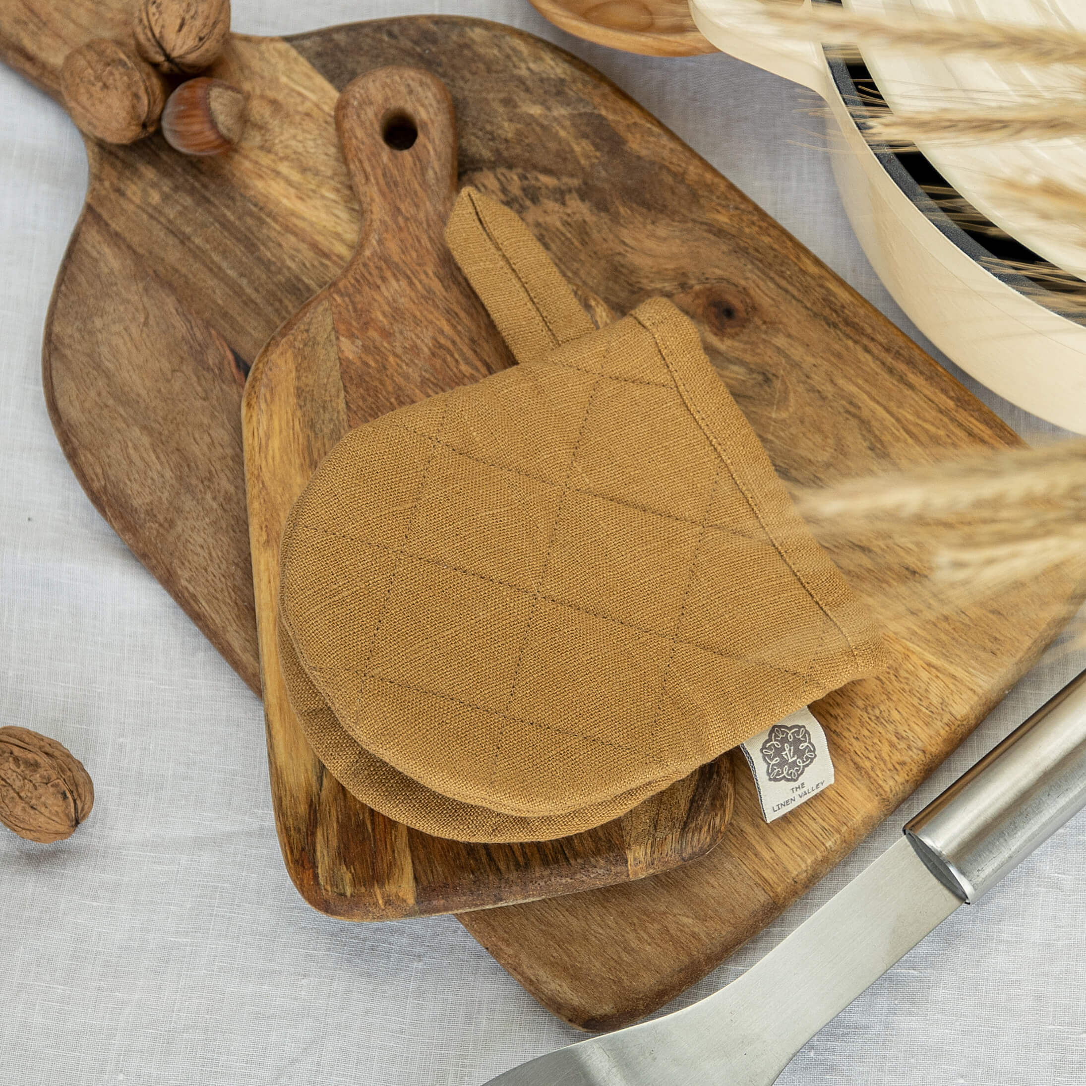 The linen oven mitt come in a variety of pastel and rich colours, which are a perfect match for our other home textiles.