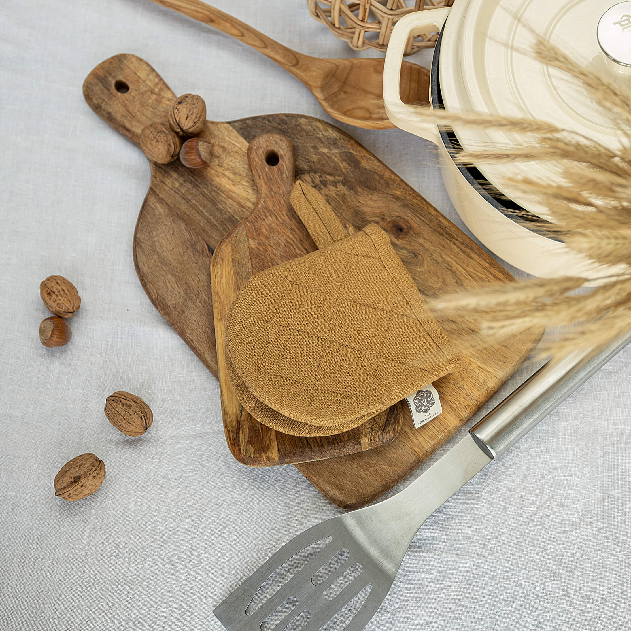 The linen oven mitt come in a variety of pastel and rich colours, which are a perfect match for our other home textiles.
