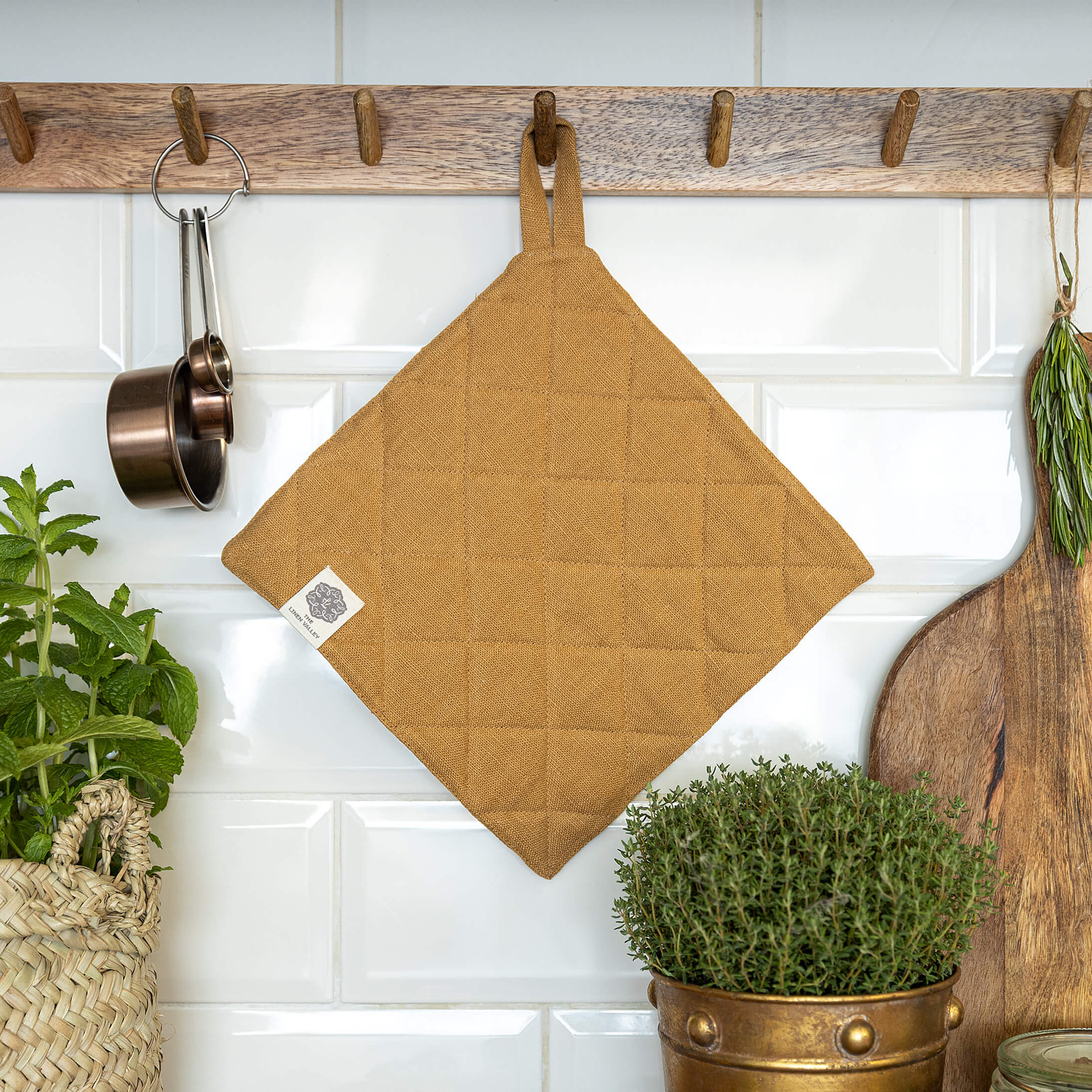 The linen pot holder come in a variety of pastel and rich colours, which are a perfect match for our other home textiles.