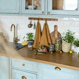 Dusty mustard tea towels made of natural linen are durable, making them the ideal companions for your daily culinary adventures. Carefully crafted, our linen tea towels are not only practical but also add colour and sophistication to your kitchen.