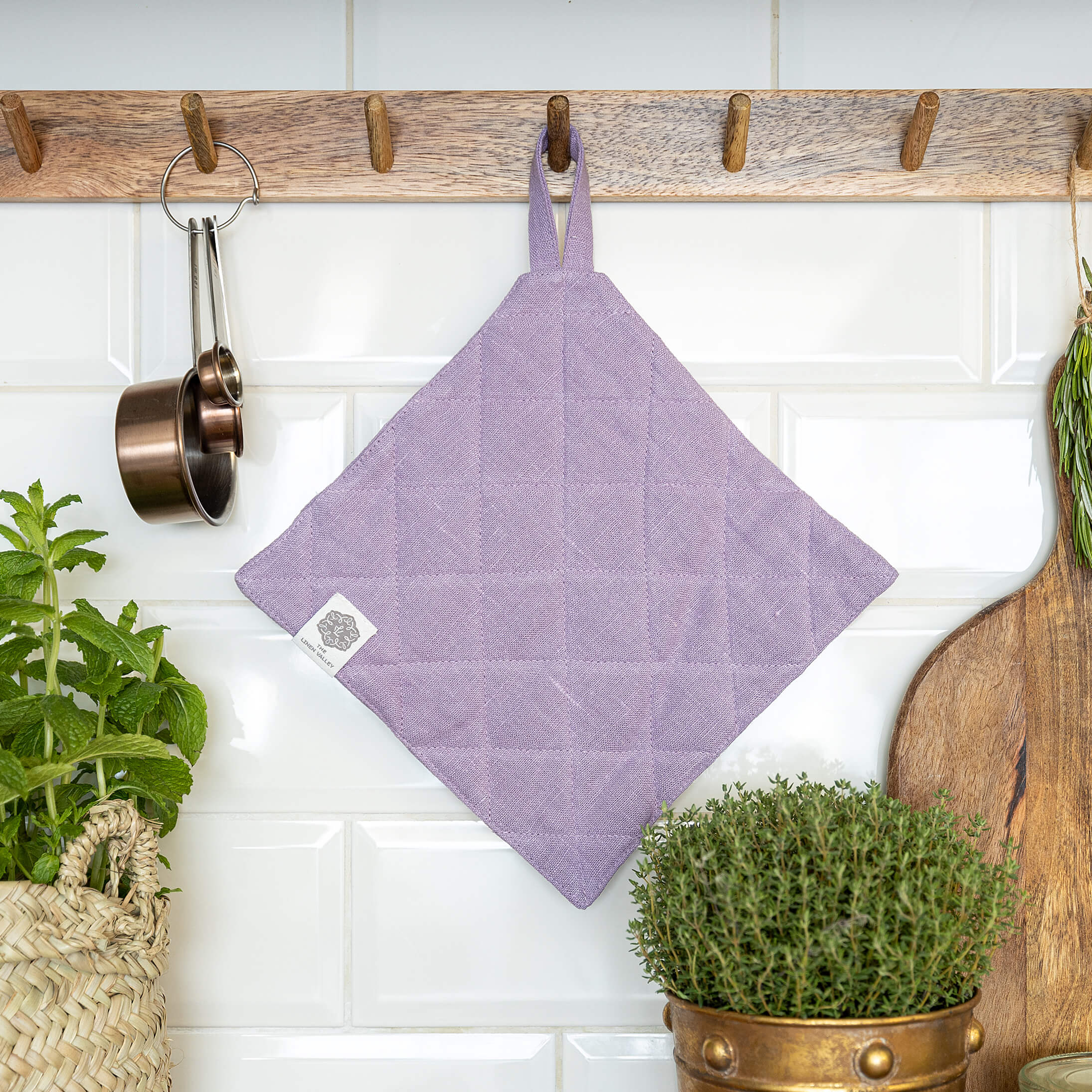 The linen pot holder come in a variety of pastel and rich colours, which are a perfect match for our other home textiles.