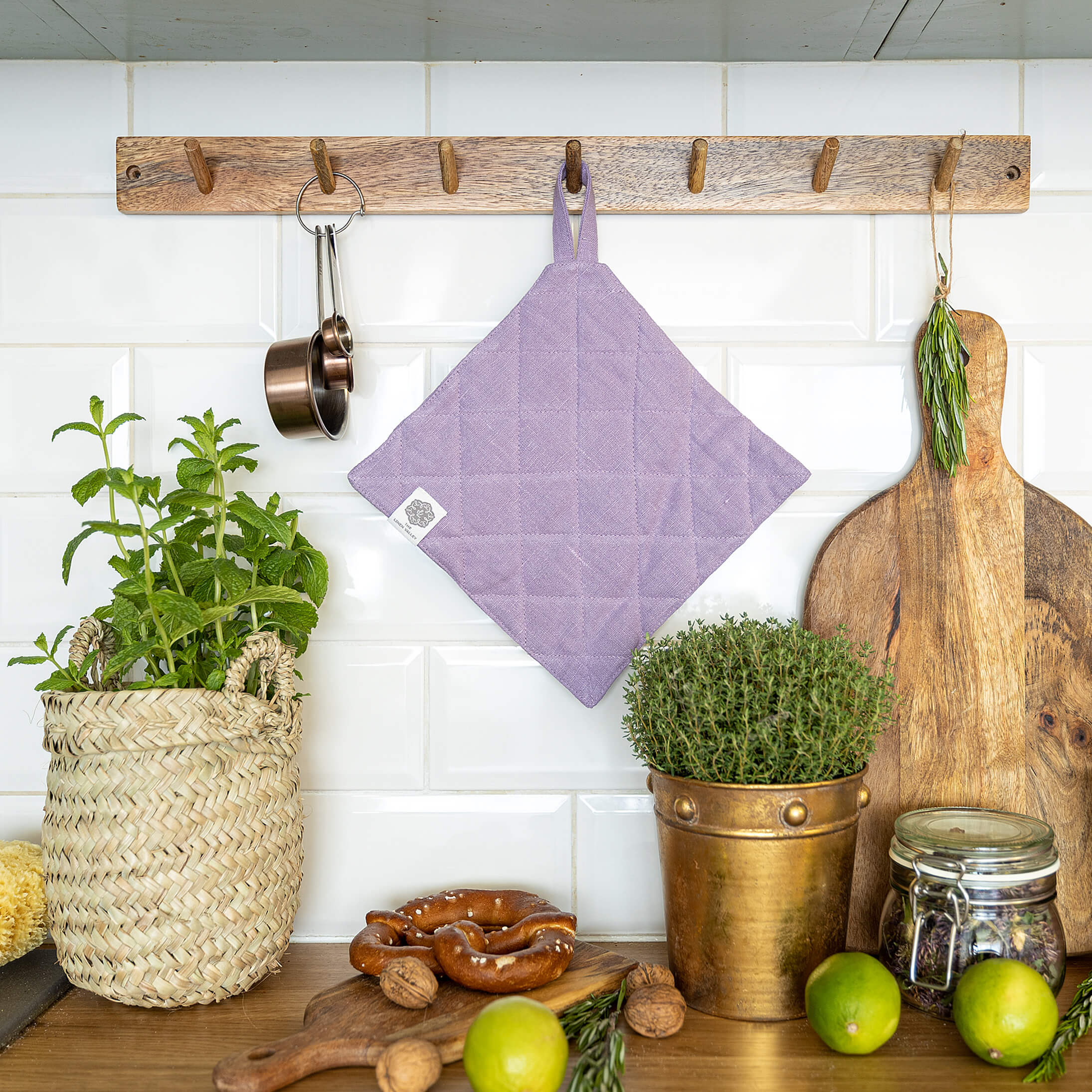 The linen pot holder come in a variety of pastel and rich colours, which are a perfect match for our other home textiles.