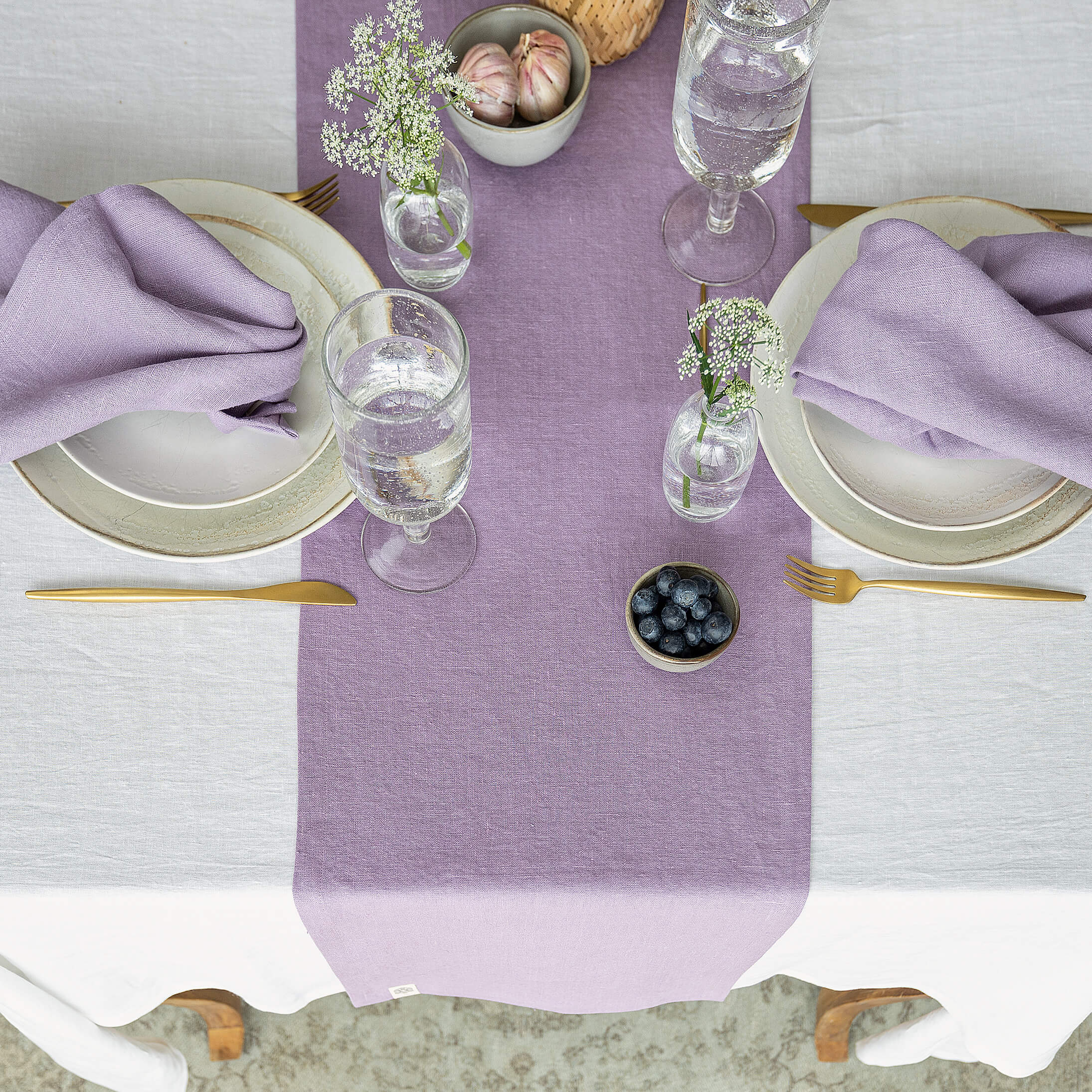 Give your table a touch of distinction and decoration with our light lilac linen table runner. Use the table runner on its own or combine it with a linen tablecloth, placemats or napkins.