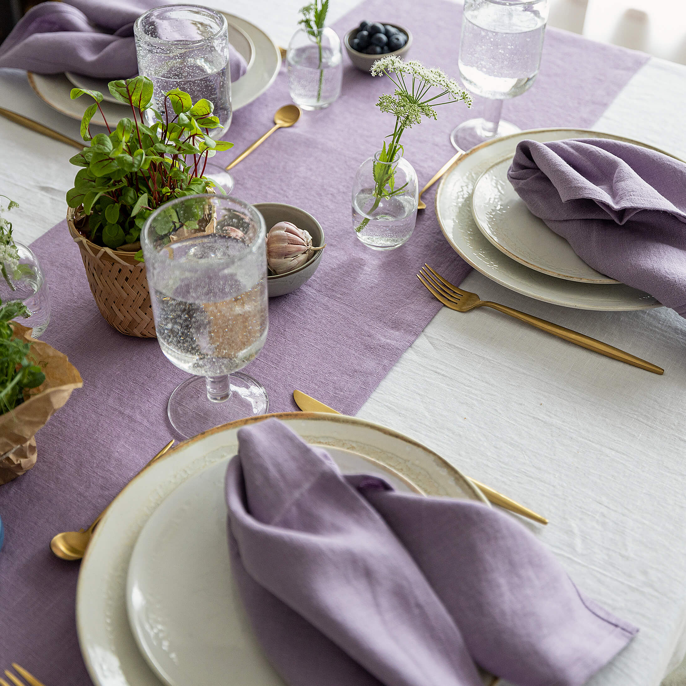 Give your table a touch of distinction and decoration with our light lilac linen table runner. Use the table runner on its own or combine it with a linen tablecloth, placemats or napkins.
