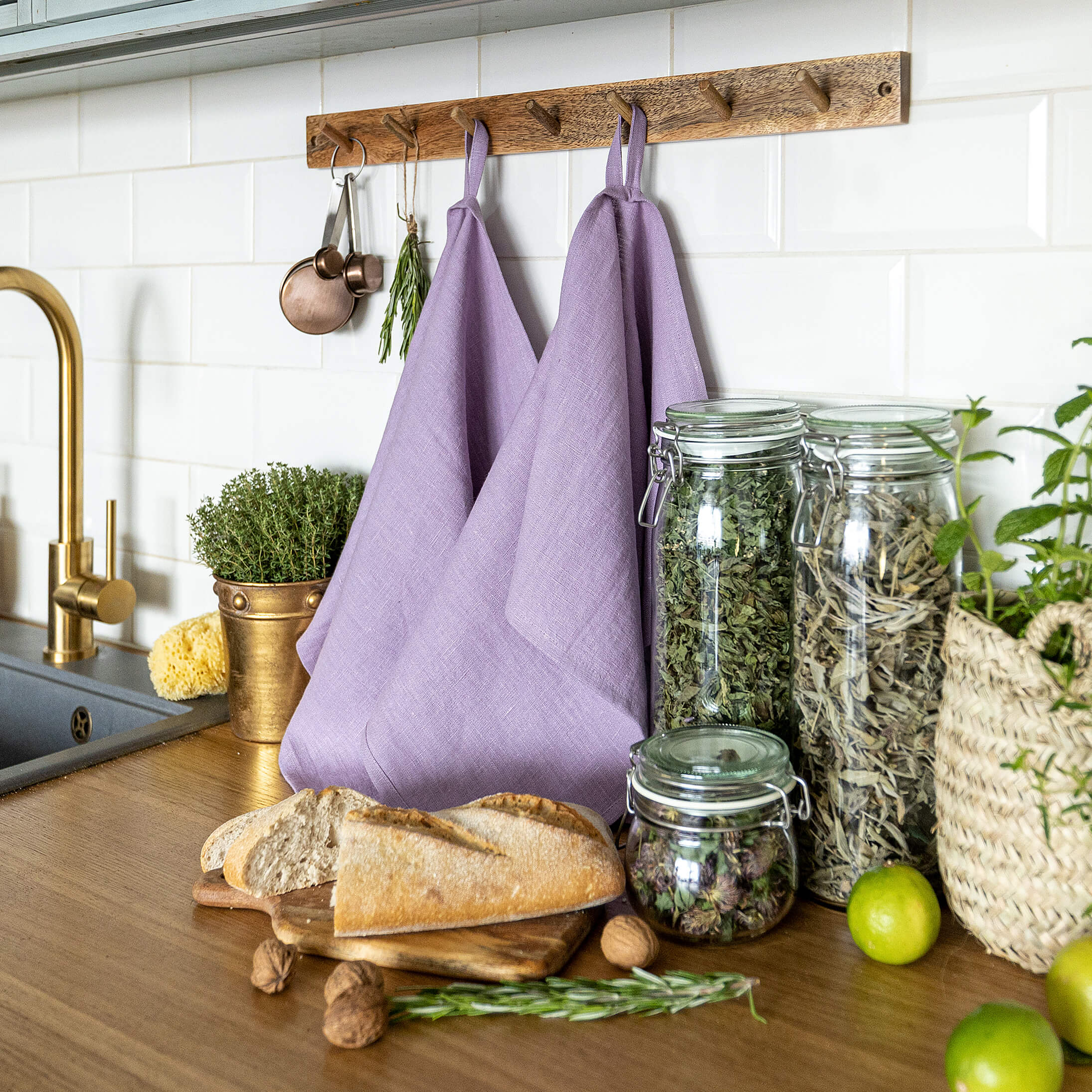 The light lilac tea towels made of natural linen are durable, making them the ideal companions for your daily culinary adventures. Carefully crafted, our linen tea towels are not only practical but also add colour and sophistication to your kitchen.