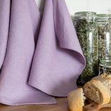 The light lilac tea towels made of natural linen are durable, making them the ideal companions for your daily culinary adventures. Carefully crafted, our linen tea towels are not only practical but also add colour and sophistication to your kitchen.