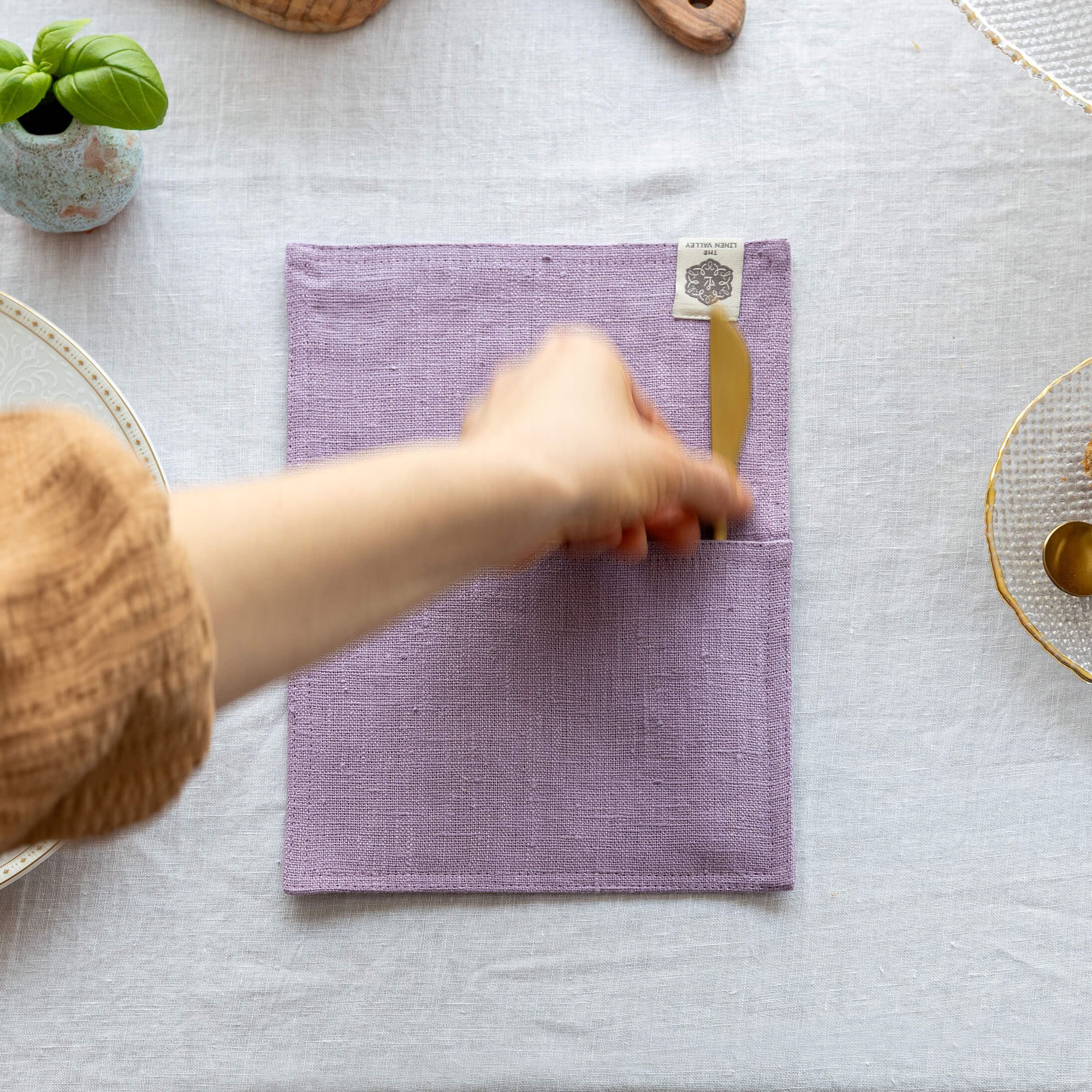 Light Lilac linen cutlery holder will make your table setting look neat and tidy. Decorative cutlery pouch can be paired with table napkins or other table linens, mixed or matched.