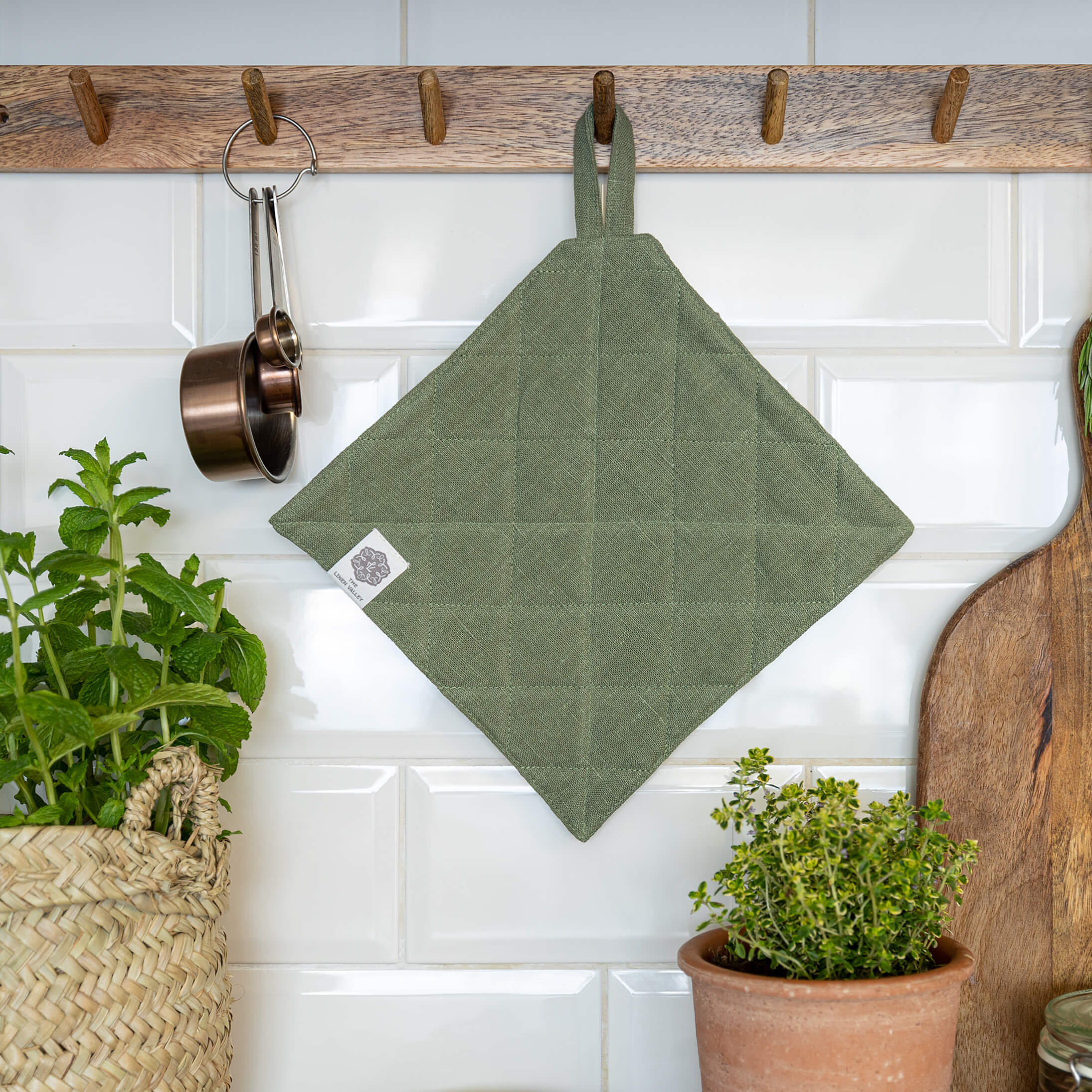 The linen pot holder come in a variety of pastel and rich colours, which are a perfect match for our other home textiles.