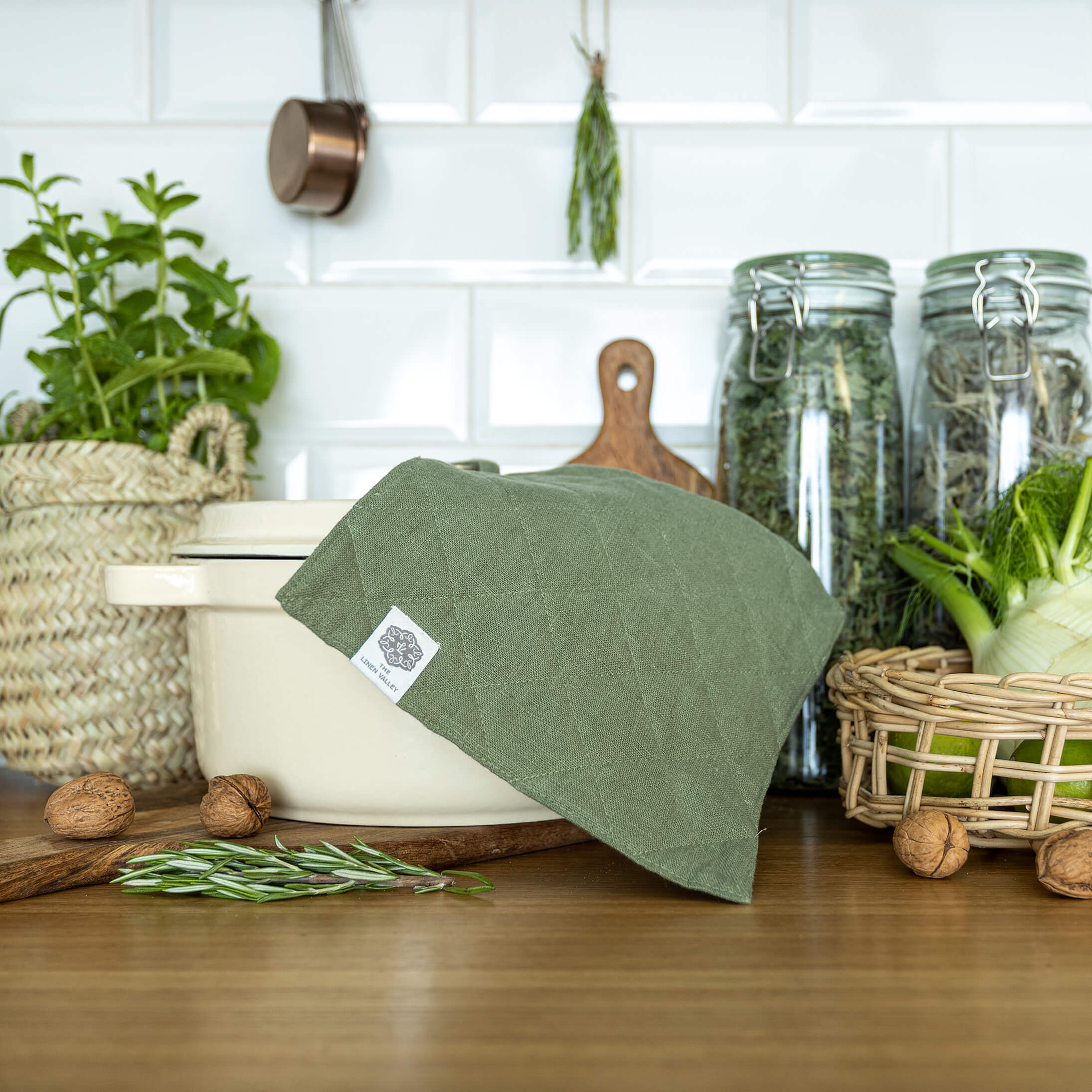 The linen pot holder come in a variety of pastel and rich colours, which are a perfect match for our other home textiles.