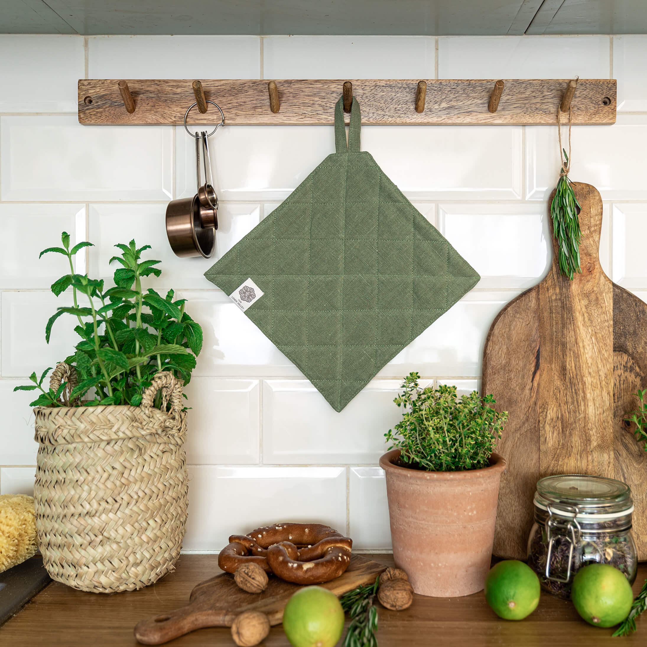 The linen pot holder come in a variety of pastel and rich colours, which are a perfect match for our other home textiles.