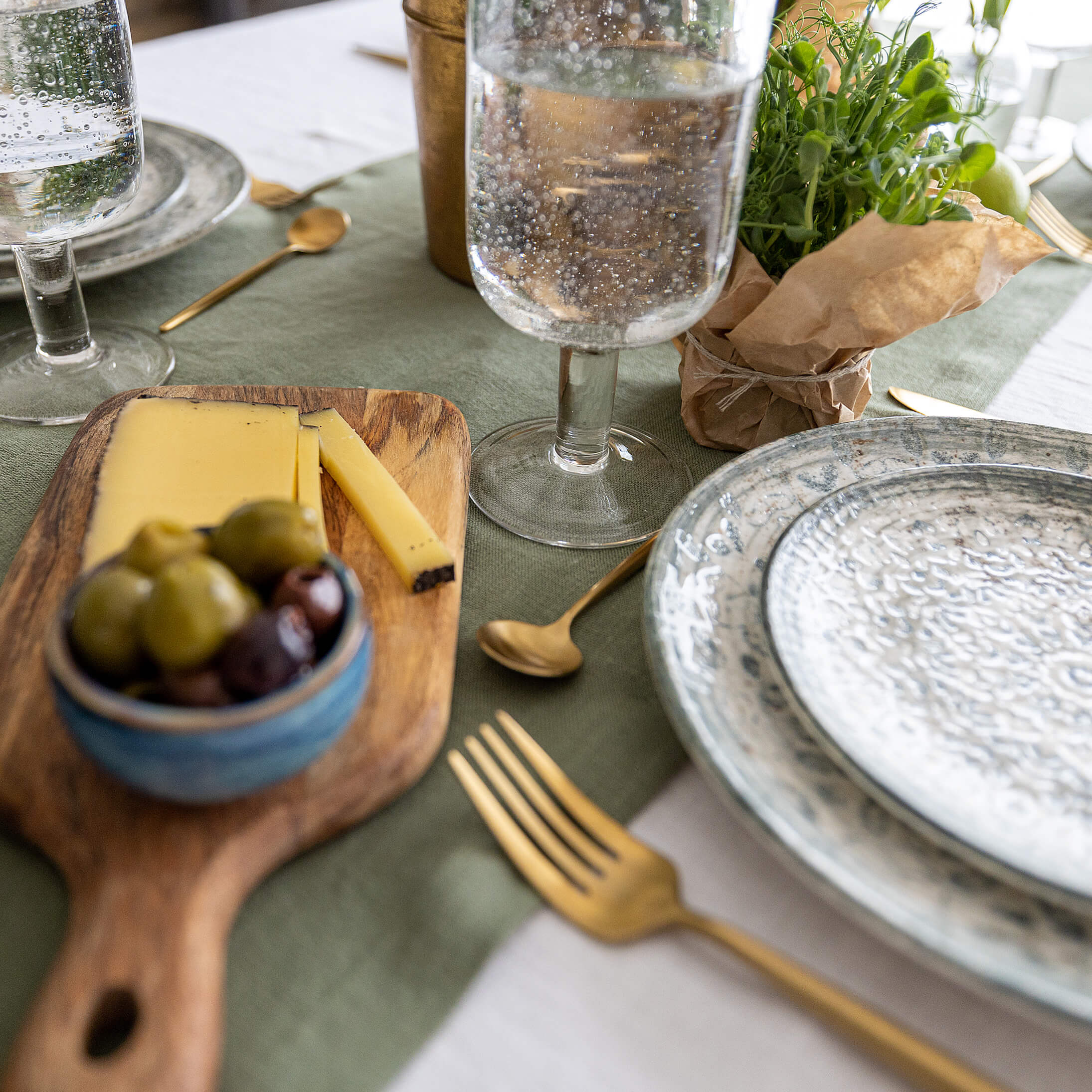 Give your table a touch of distinction and decoration with our moss green linen table runner. Use the table runner on its own or combine it with a linen tablecloth, placemats or napkins.