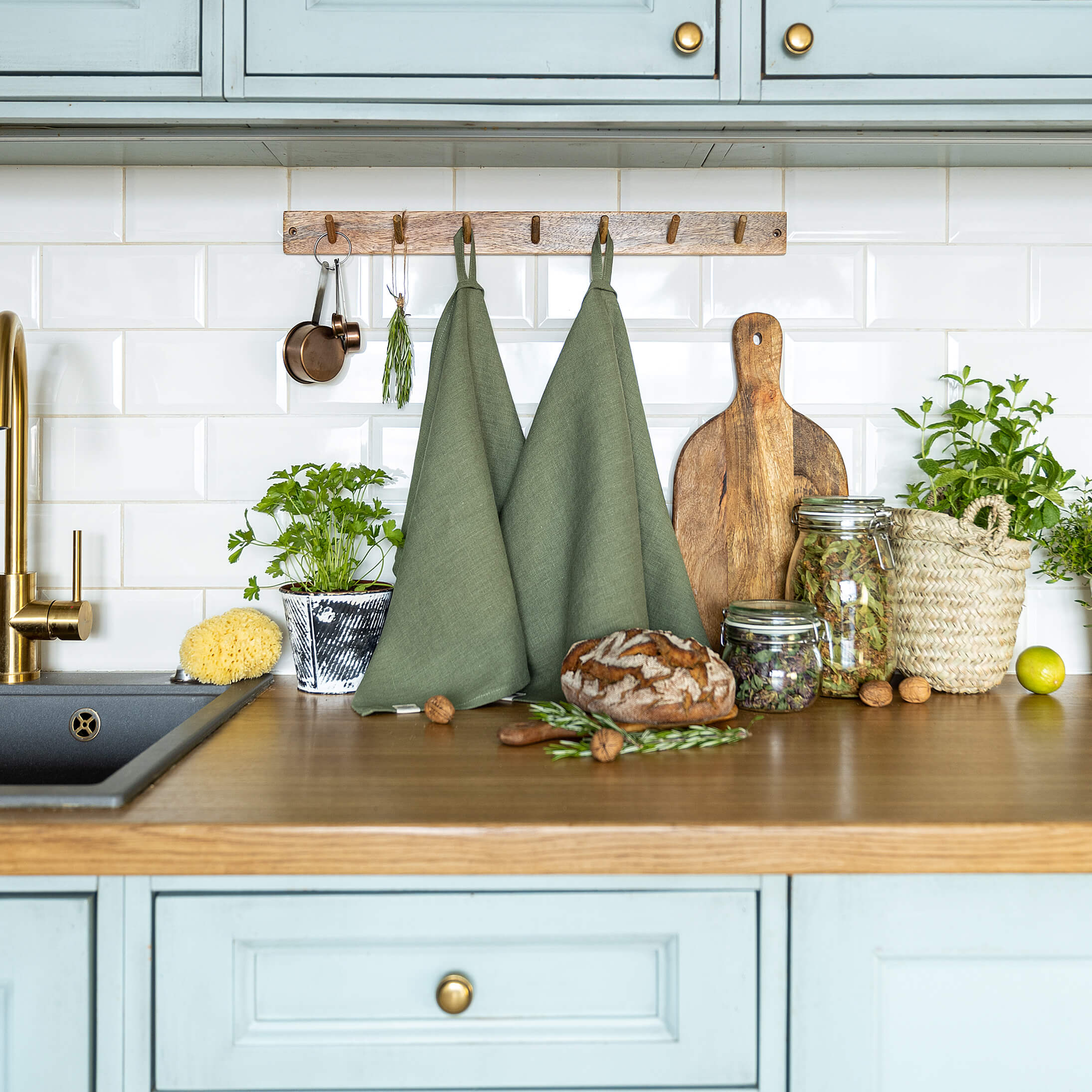The moss green tea towels made of natural linen are durable, making them the ideal companions for your daily culinary adventures. Carefully crafted, our linen tea towels are not only practical but also add colour and sophistication to your kitchen.