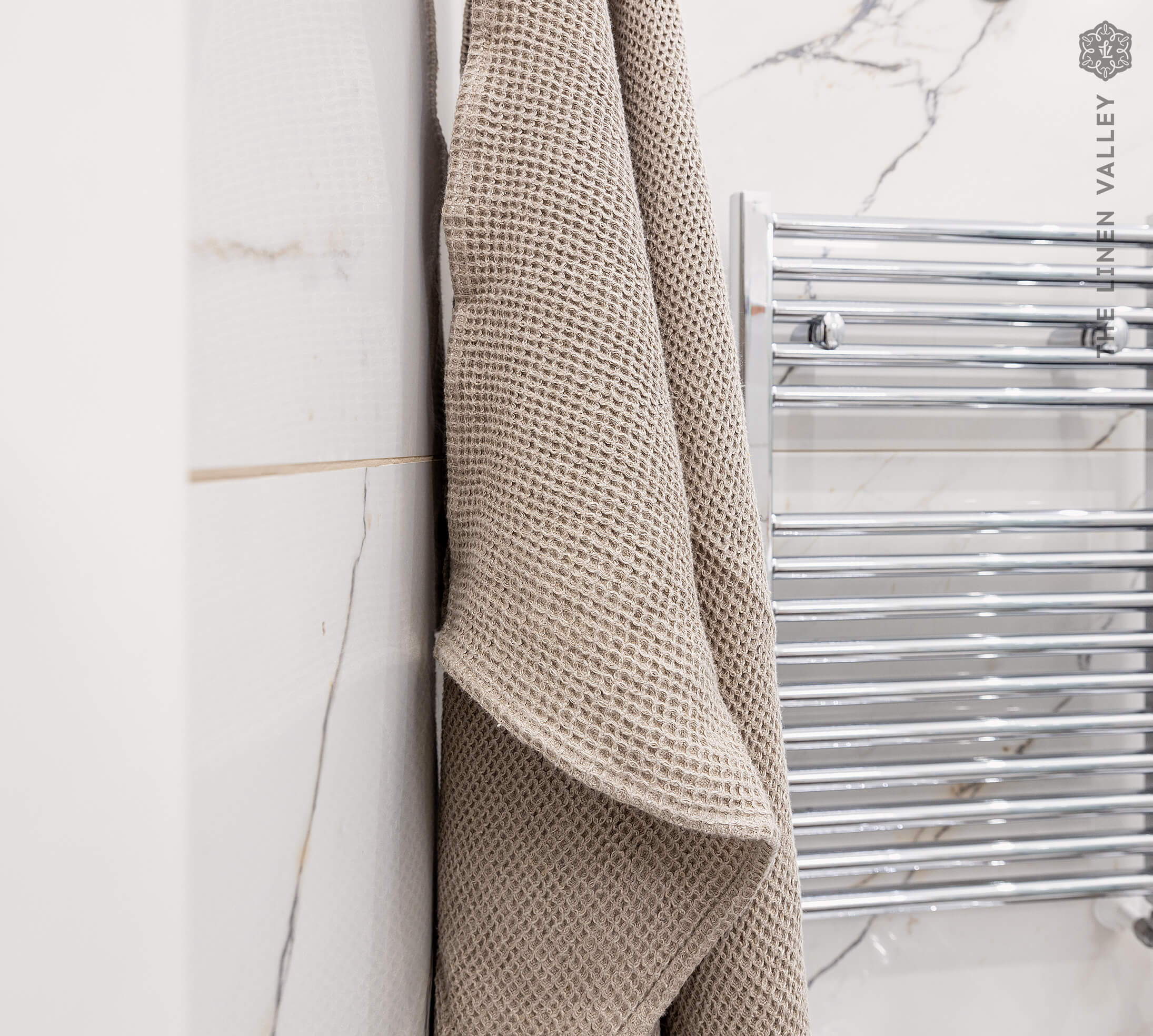 Unbleached natural linen has excellent breathability and good antimicrobial properties, so towels dry faster and are free from mould, germs or unpleasant odours.