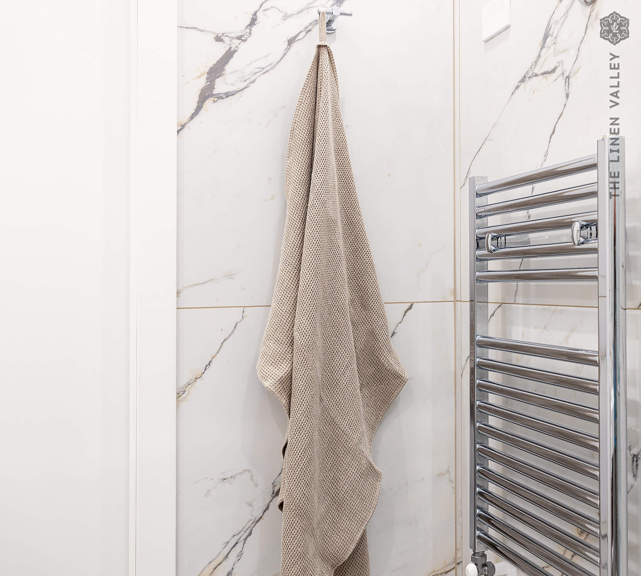 Unbleached natural linen has excellent breathability and good antimicrobial properties, so towels dry faster and are free from mould, germs or unpleasant odours.