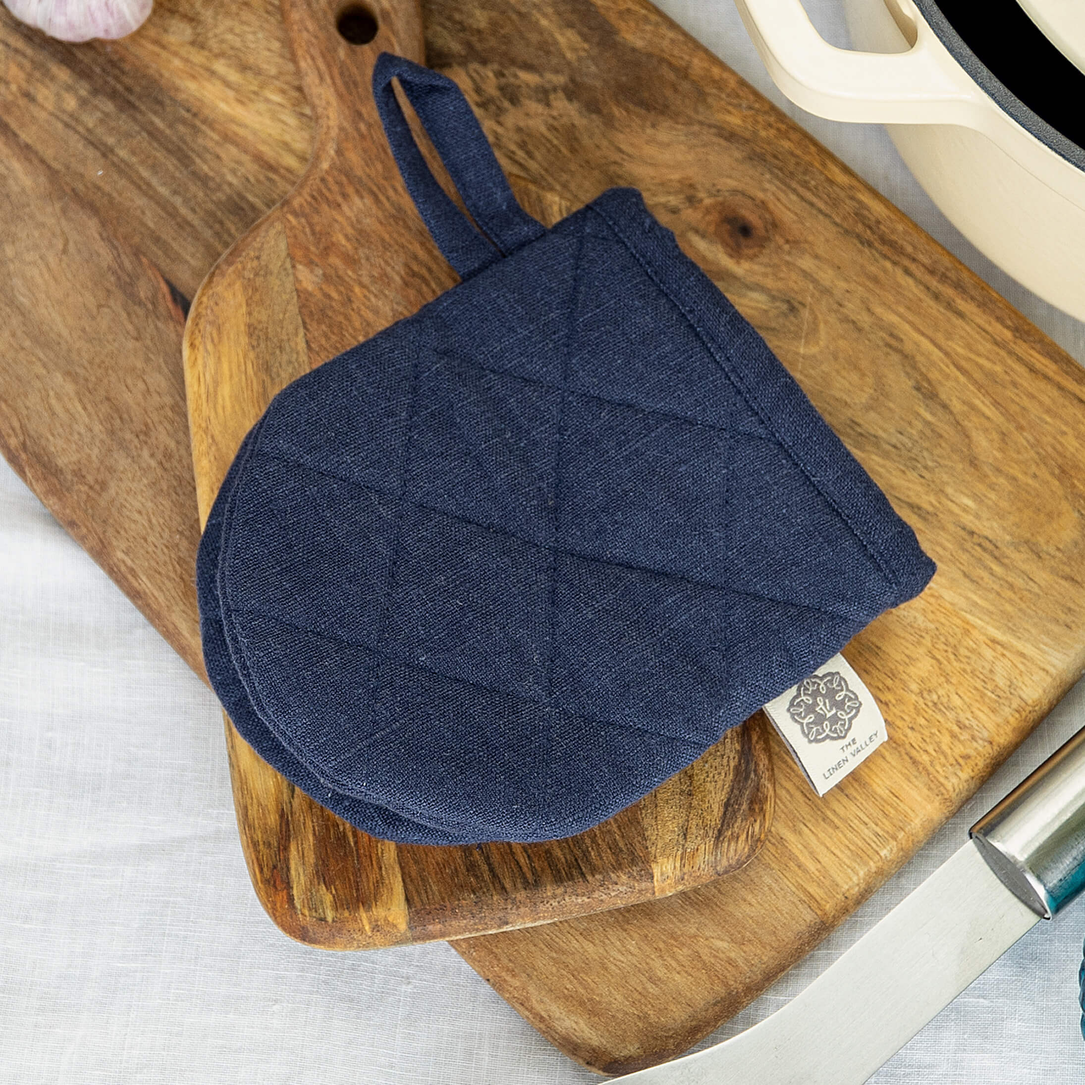 The linen oven mitt come in a variety of pastel and rich colours, which are a perfect match for our other home textiles.