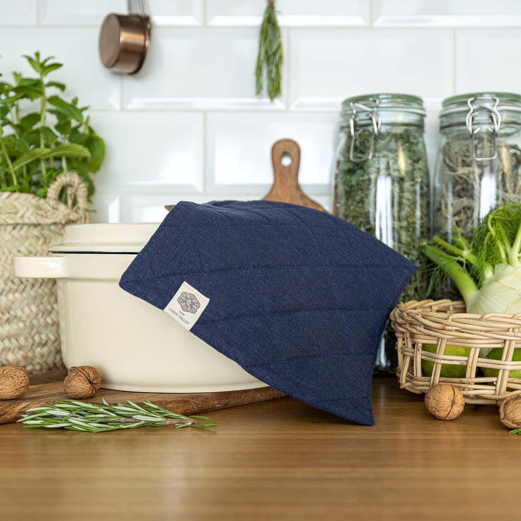 The linen pot holder come in a variety of pastel and rich colours, which are a perfect match for our other home textiles.