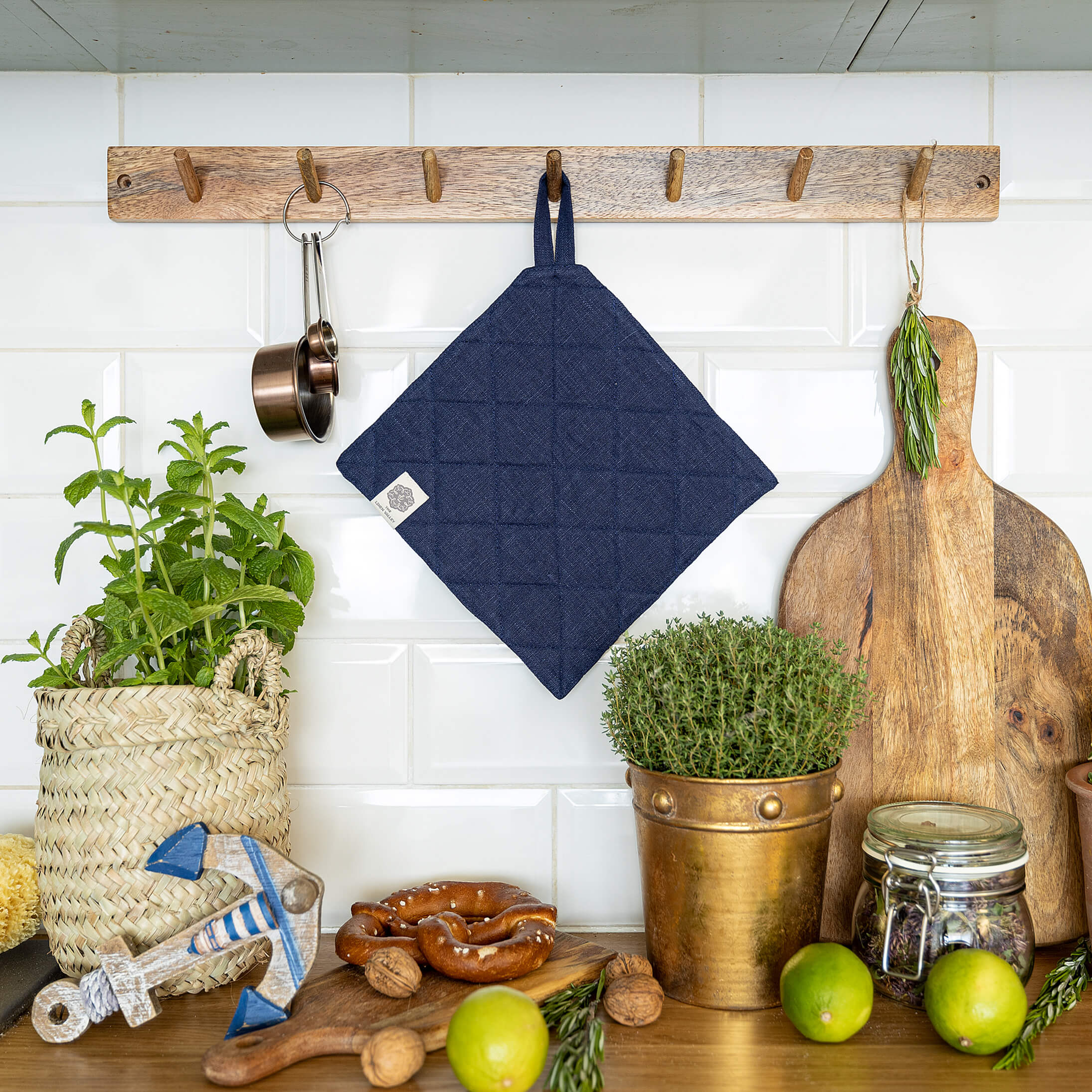 The linen pot holder come in a variety of pastel and rich colours, which are a perfect match for our other home textiles.