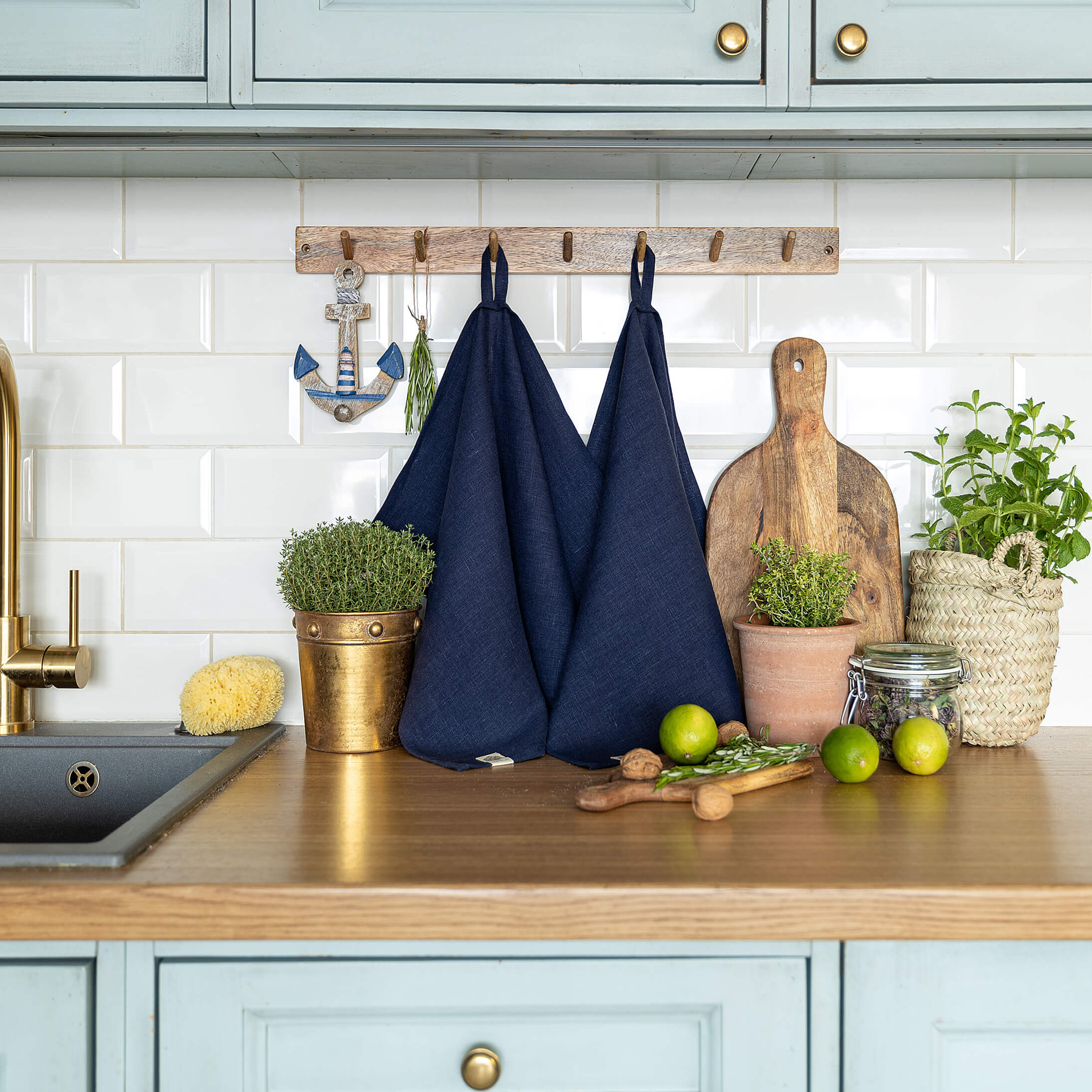 The navy blue tea towels made of natural linen are durable, making them the ideal companions for your daily culinary adventures.