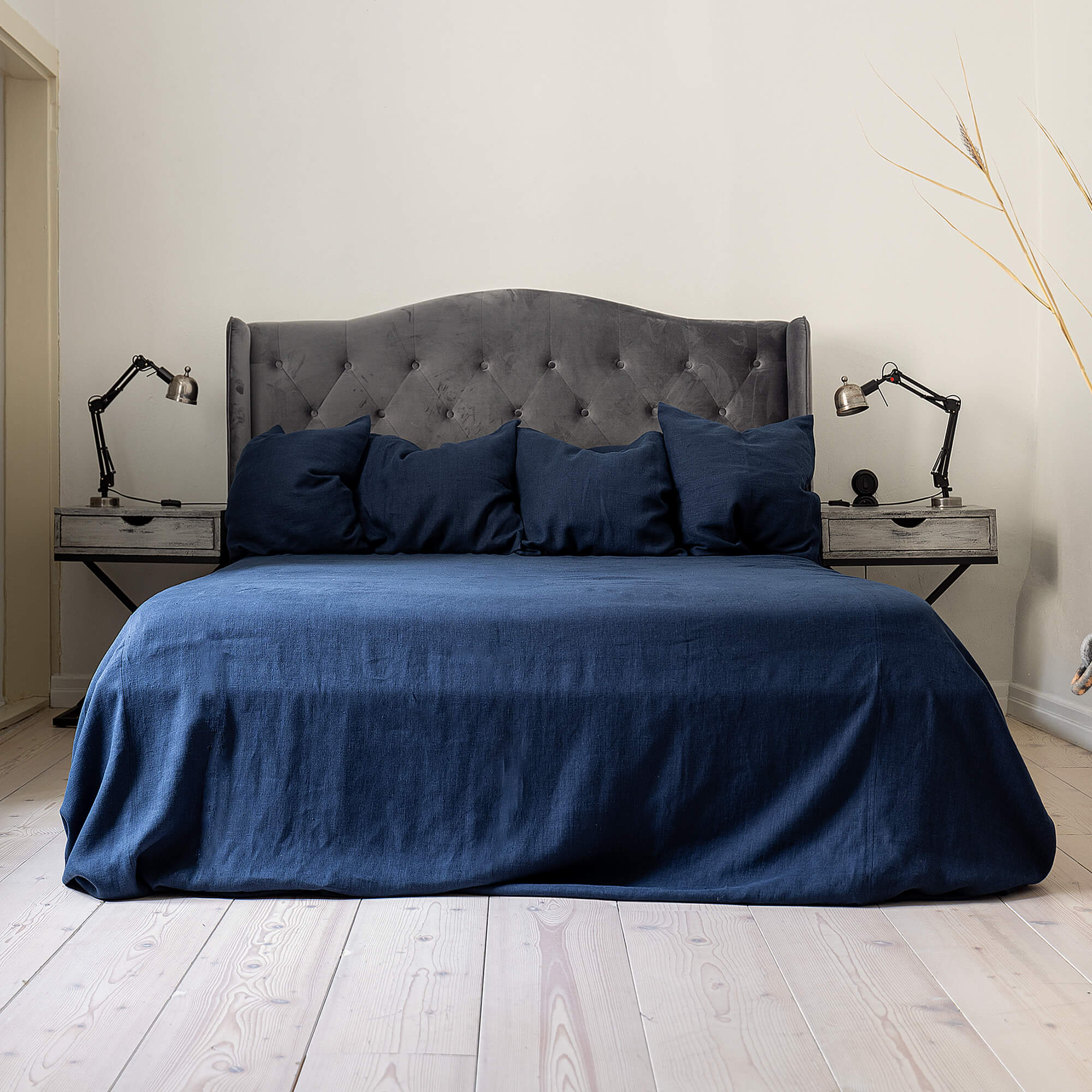 Our linen bedspreads are extremely versatile, fitting into a wide range of interiors and complementing them perfectly, adding new colours and emotions.