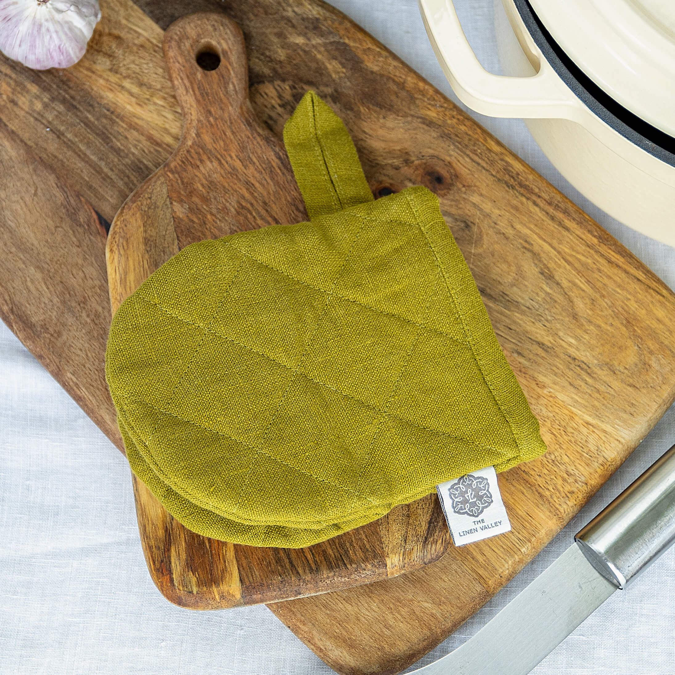 The linen oven mitt come in a variety of pastel and rich colours, which are a perfect match for our other home textiles.