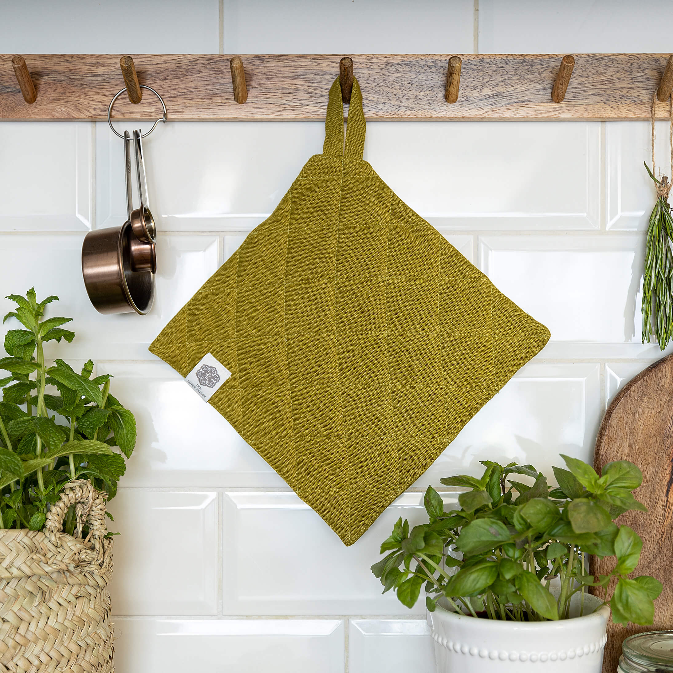 The linen pot holder come in a variety of pastel and rich colours, which are a perfect match for our other home textiles.