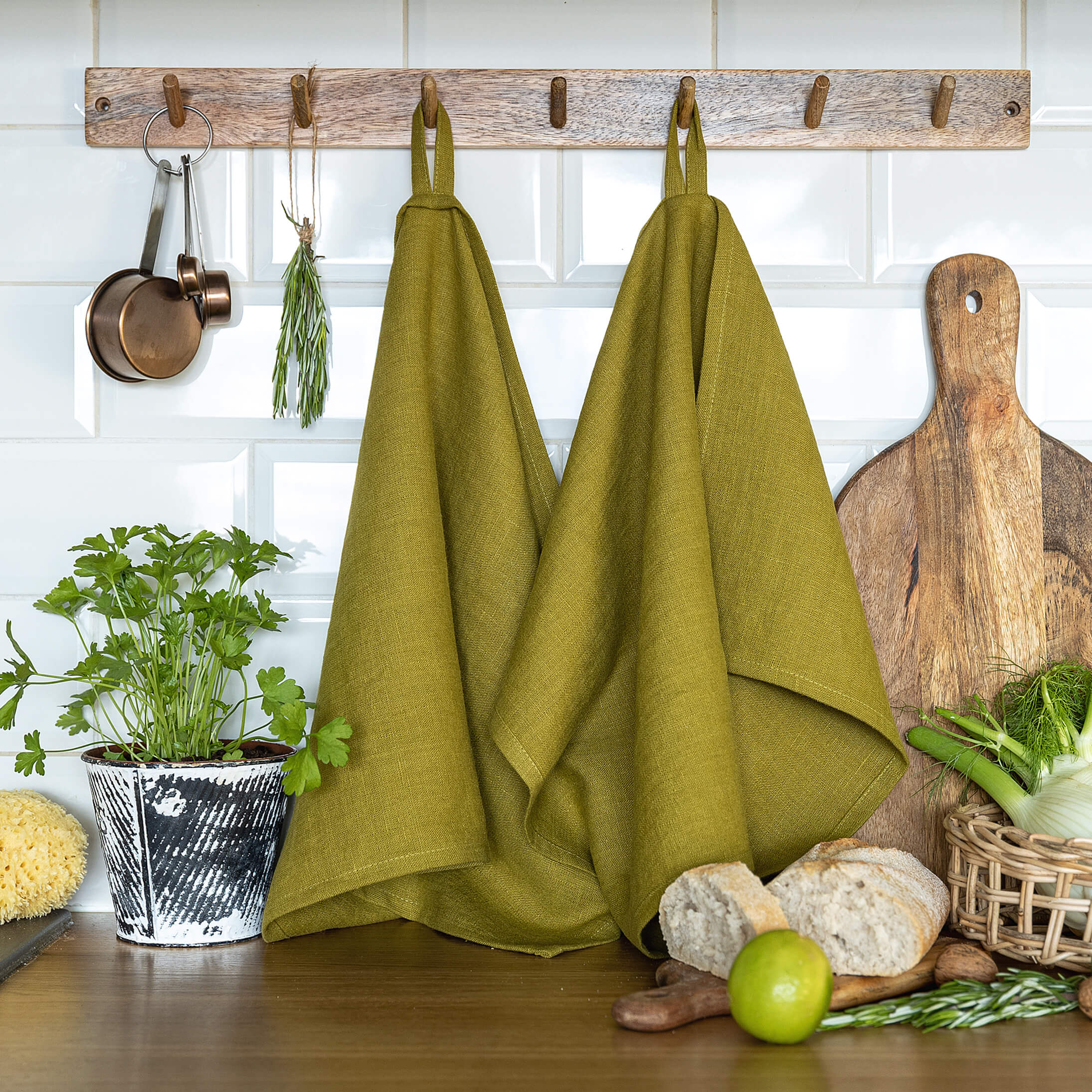 Olive green tea towels made of natural linen are durable, making them the ideal companions for your daily culinary adventures. Carefully crafted, our linen tea towels are not only practical but also add colour and sophistication to your kitchen.