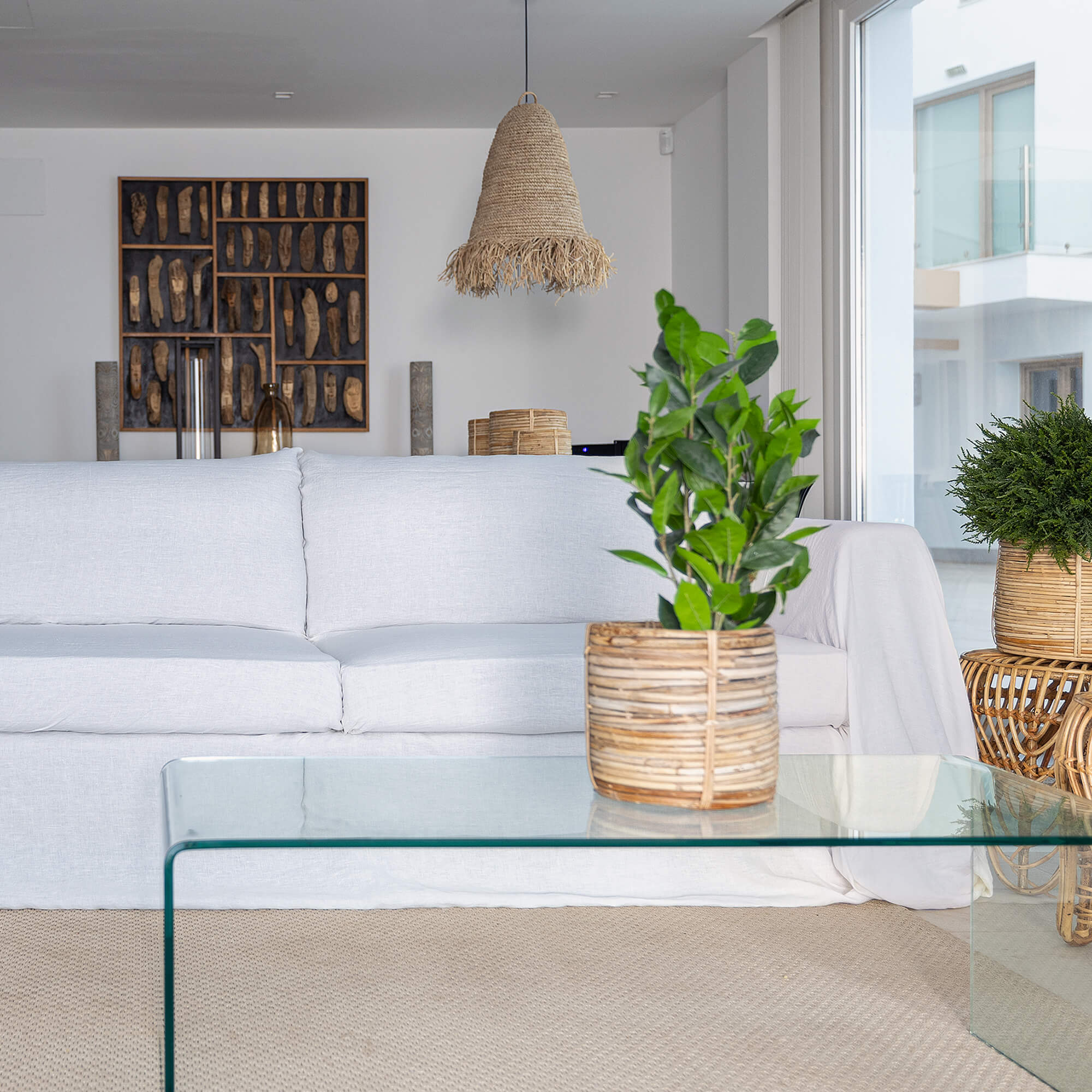 Refresh your living space with our optical white linen couch cover, designed to breathe new life into your sofa and elevate your home decor. Offering full coverage, including over the arms, it effortlessly safeguards your couch from everyday wear.