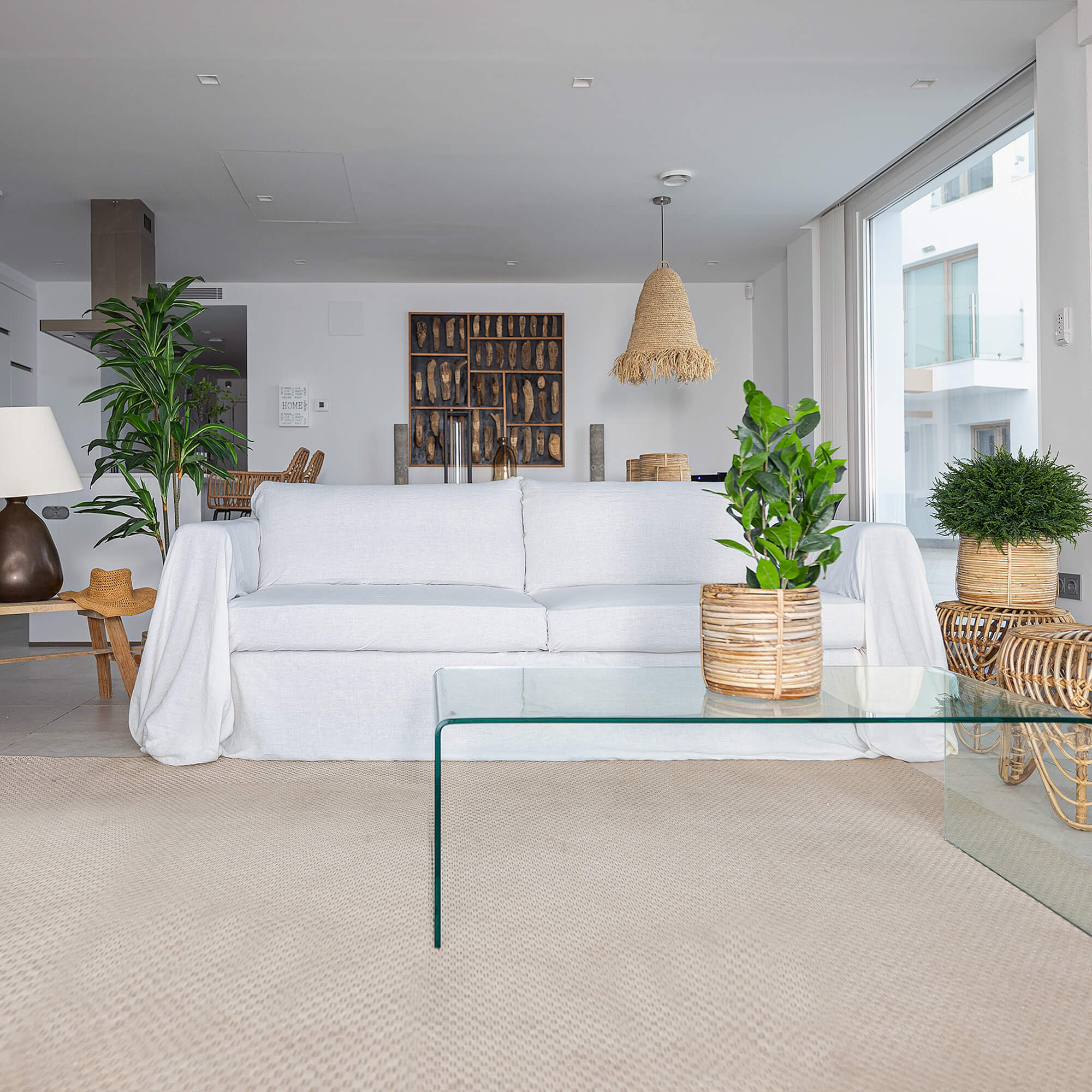 Refresh your living space with our optical white linen couch cover, designed to breathe new life into your sofa and elevate your home decor. Offering full coverage, including over the arms, it effortlessly safeguards your couch from everyday wear.