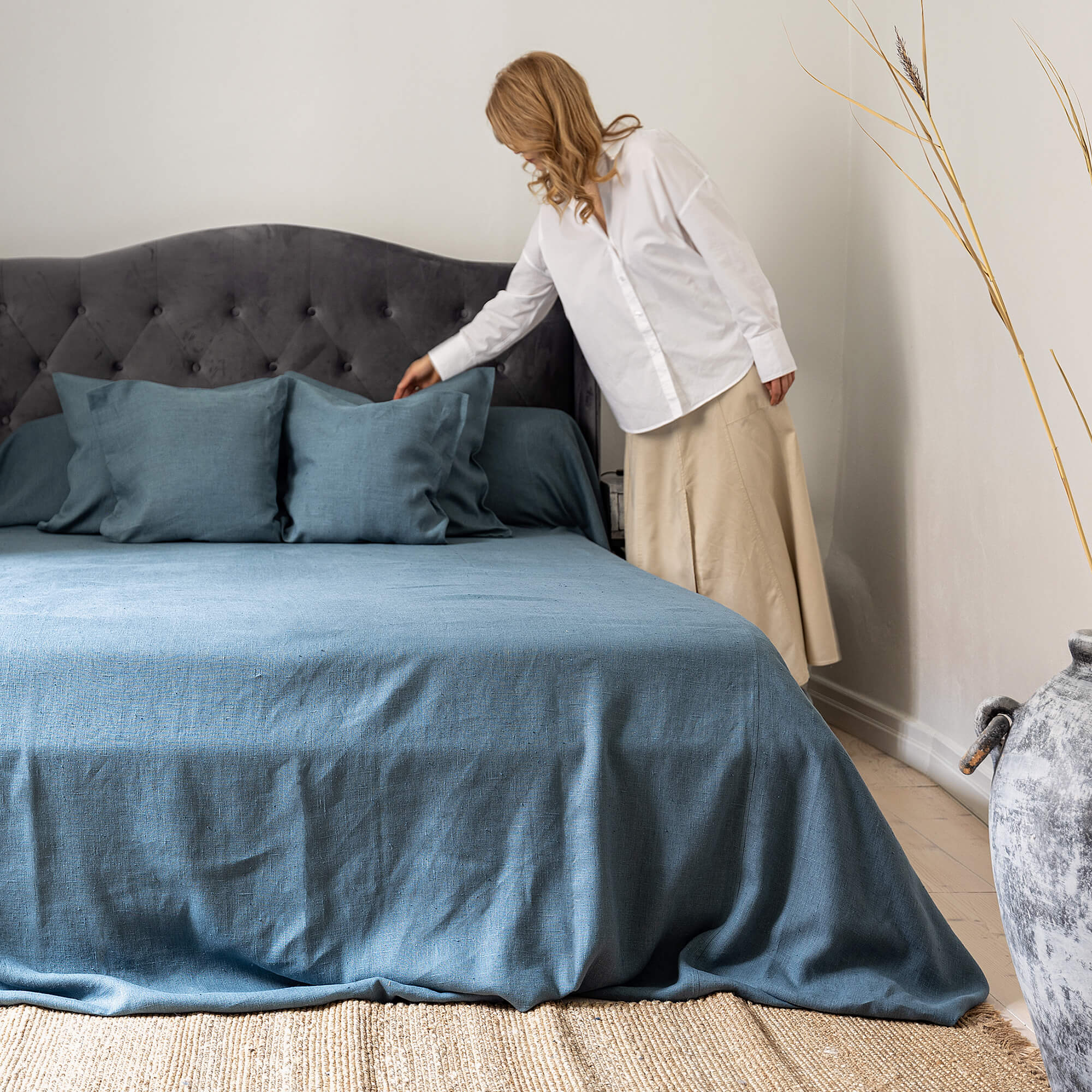 The ocean blue linen bedspread has been carefully designed to suit a wide range of interior styles and to blend perfectly in both classic and contemporary home spaces.