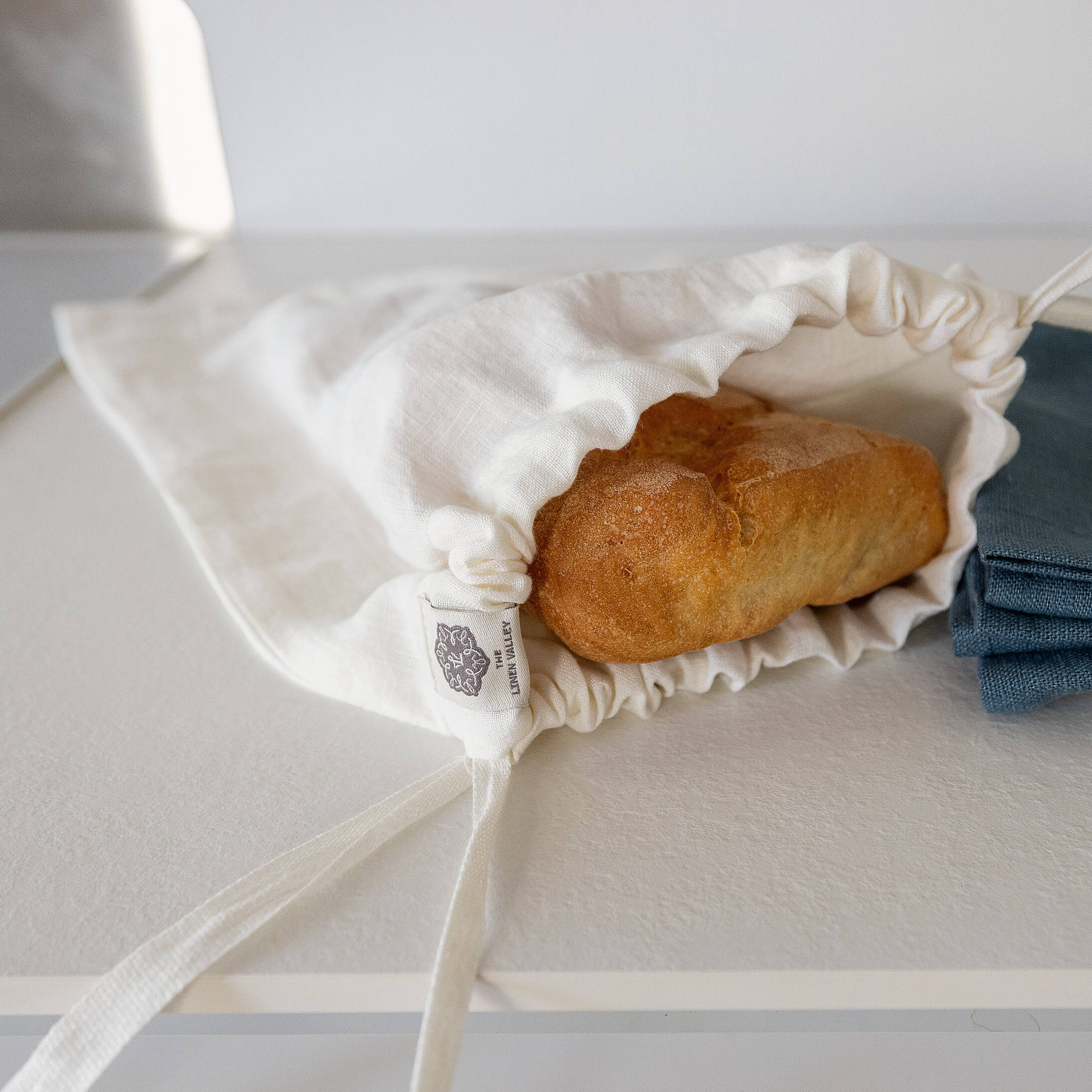 The linen bread bag is made of natural linen, so all the good qualities of linen, such as breathability and moisture permeability, serve to ensure maximum freshness of the bread, resulting in bread that does not go stale as quickly.