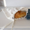 The linen bread bag is made of natural linen, so all the good qualities of linen, such as breathability and moisture permeability, serve to ensure maximum freshness of the bread, resulting in bread that does not go stale as quickly.