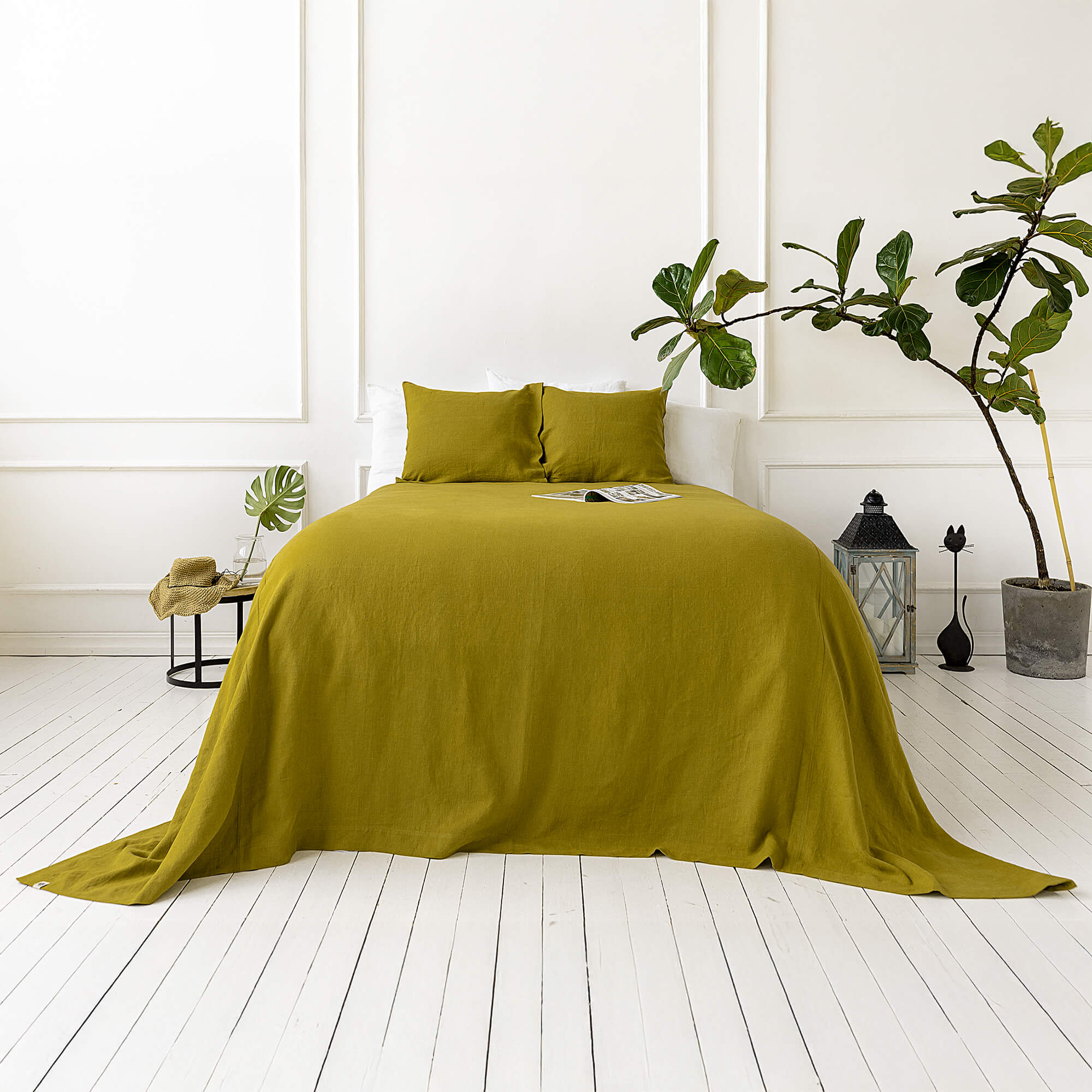 The olive green linen bedspread has been carefully designed to suit a wide range of interior styles and to blend perfectly in both classic and contemporary home spaces.
Our linen bedspreads are extremely versatile, fitting into a wide range of interiors and complementing them perfectly, adding new colours and emotions.
