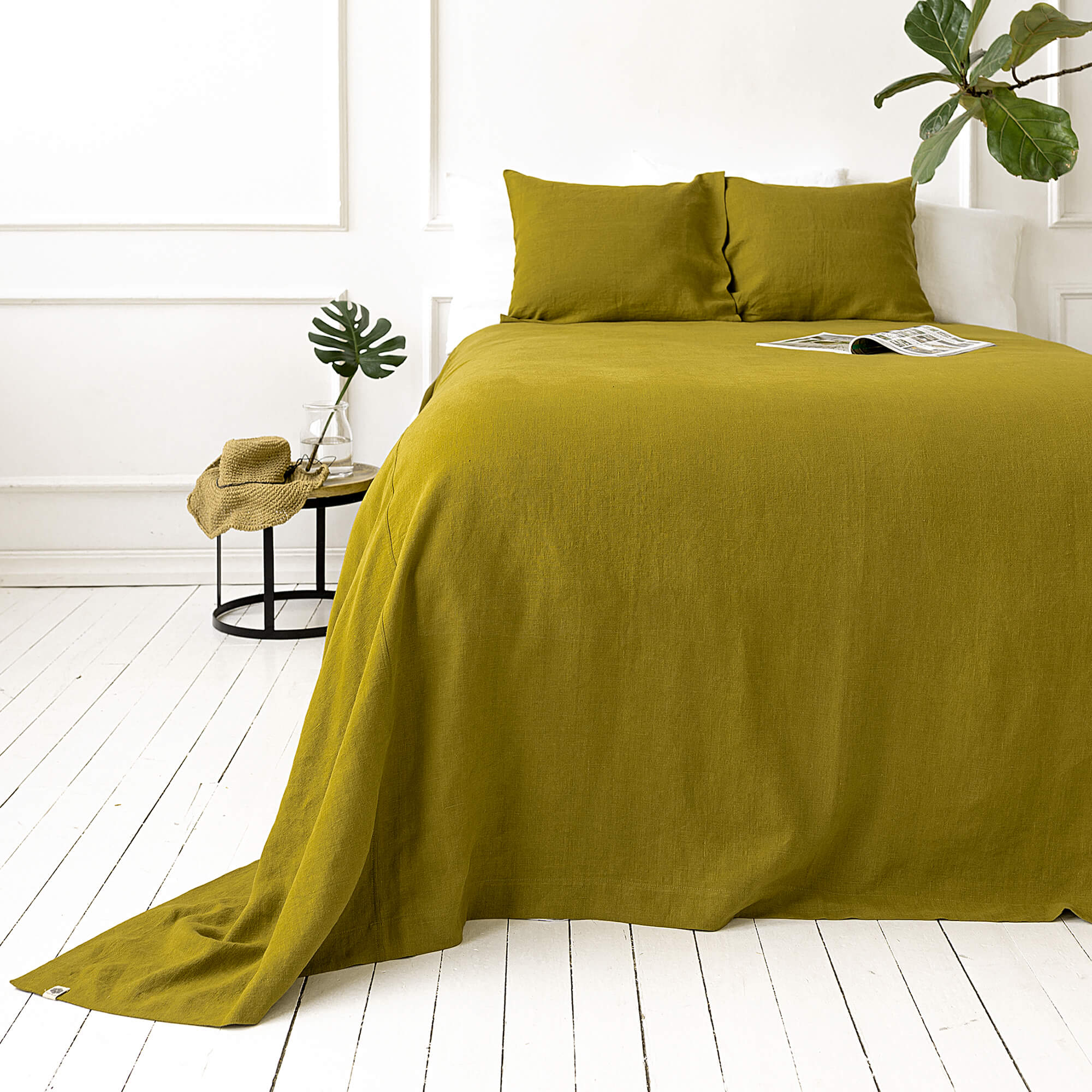 The olive green linen bedspread has been carefully designed to suit a wide range of interior styles and to blend perfectly in both classic and contemporary home spaces.
Our linen bedspreads are extremely versatile, fitting into a wide range of interiors and complementing them perfectly, adding new colours and emotions.