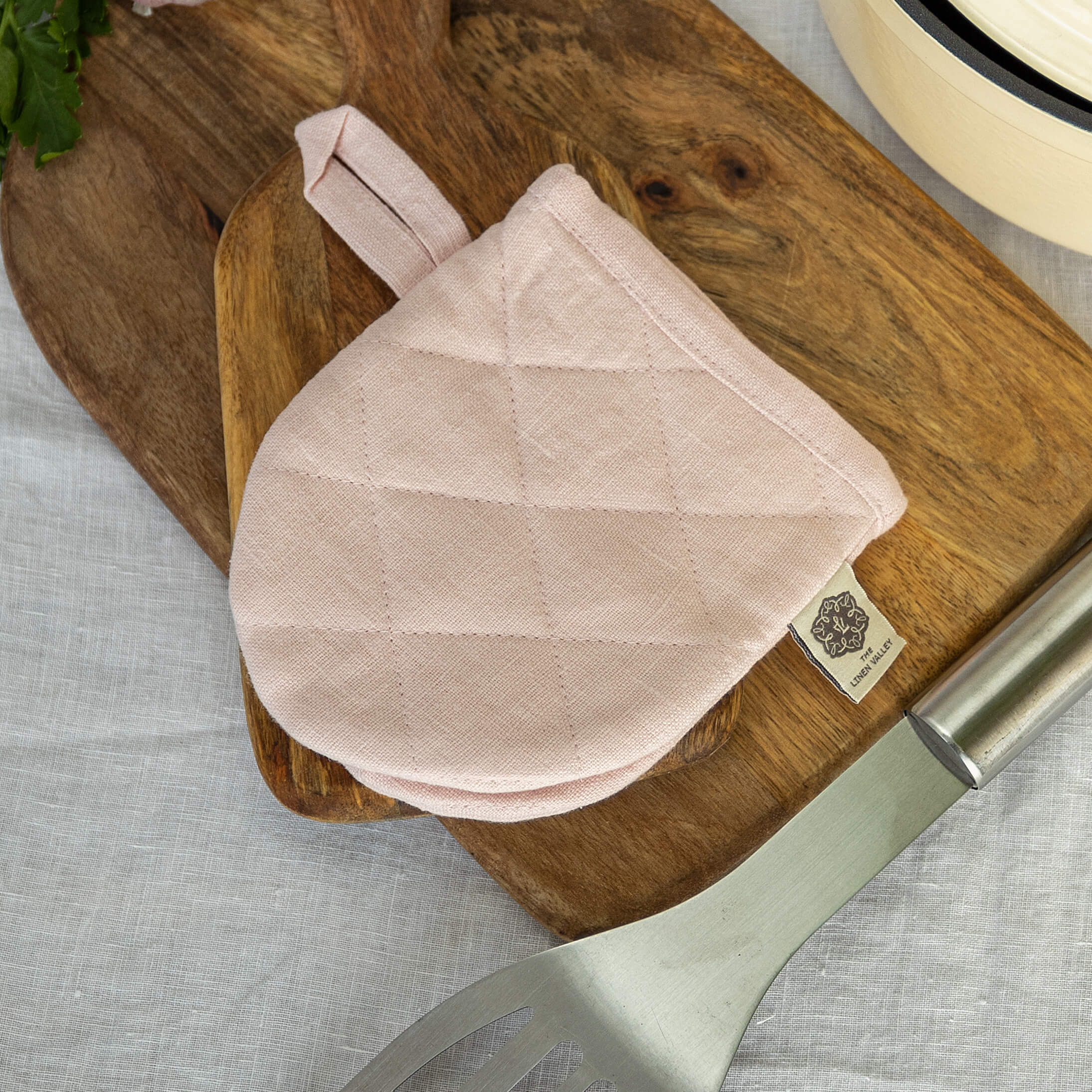 The linen oven mitt come in a variety of pastel and rich colours, which are a perfect match for our other home textiles.
