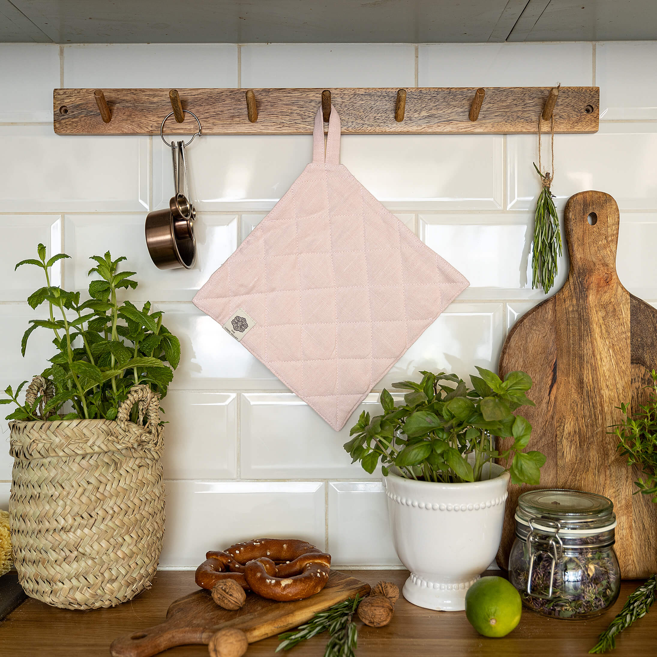 The linen pot holder come in a variety of pastel and rich colours, which are a perfect match for our other home textiles.