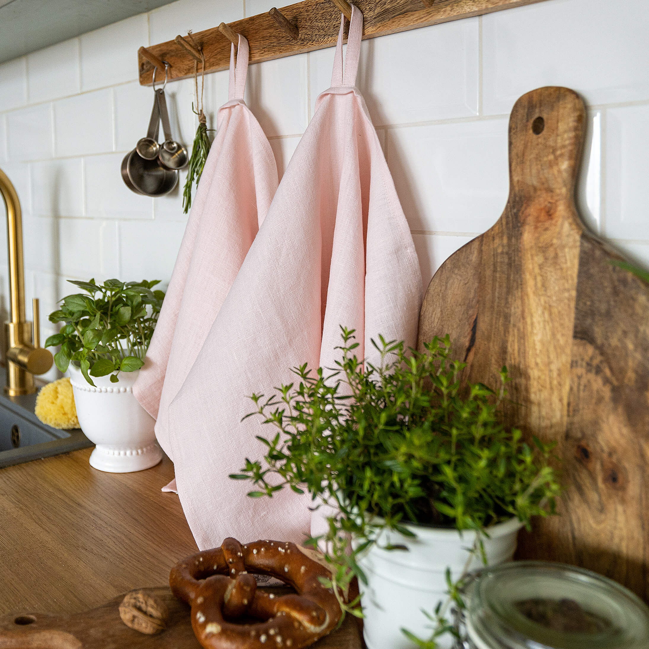 The quartz rose tea towels made of natural linen are durable, making them the ideal companions for your daily culinary adventures. Carefully crafted, our linen tea towels are not only practical but also add colour and sophistication to your kitchen.