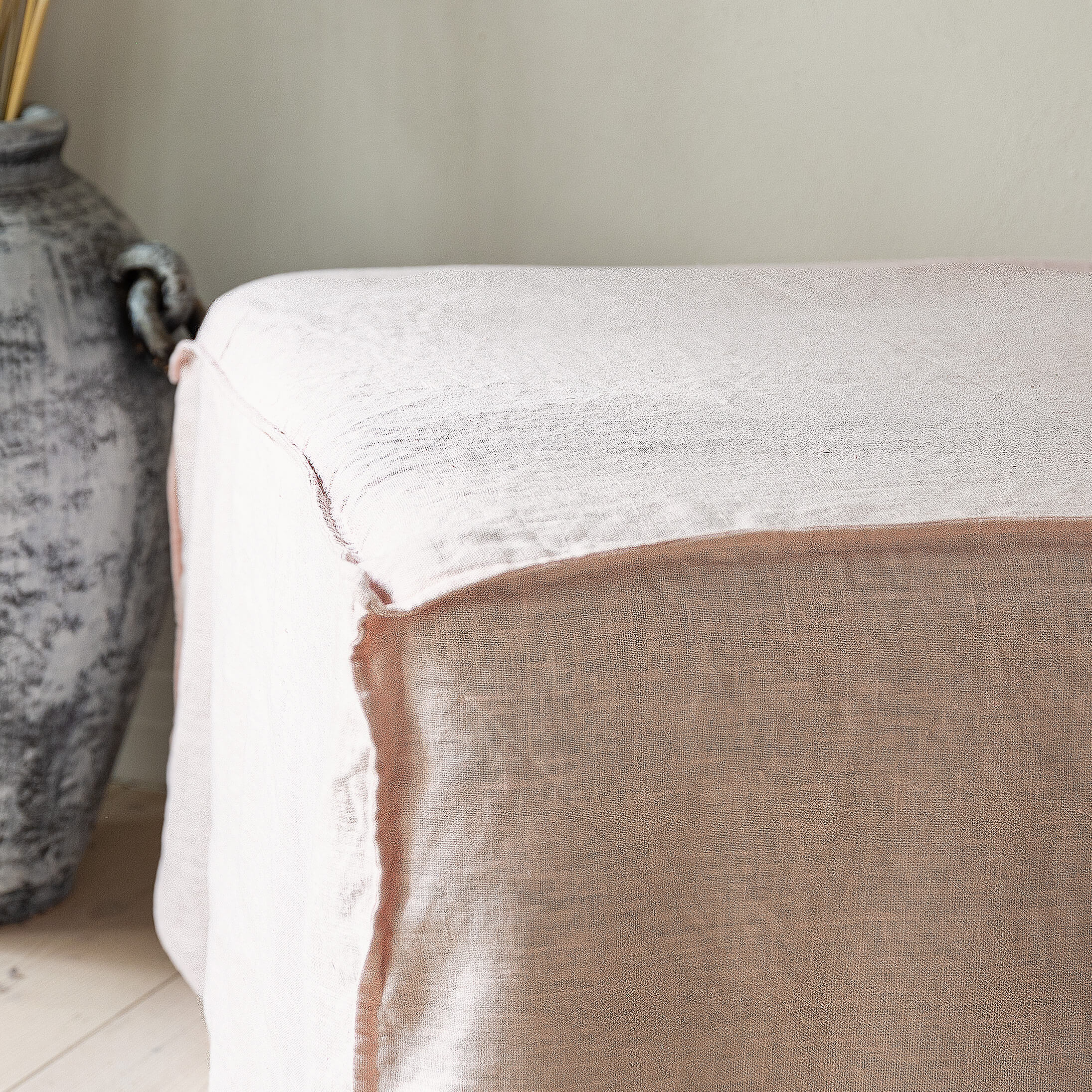 Introducing our new quartz rose linen ottoman cover – the ultimate solution for giving your ottoman a fresh look and upgrading your interior effortlessly.