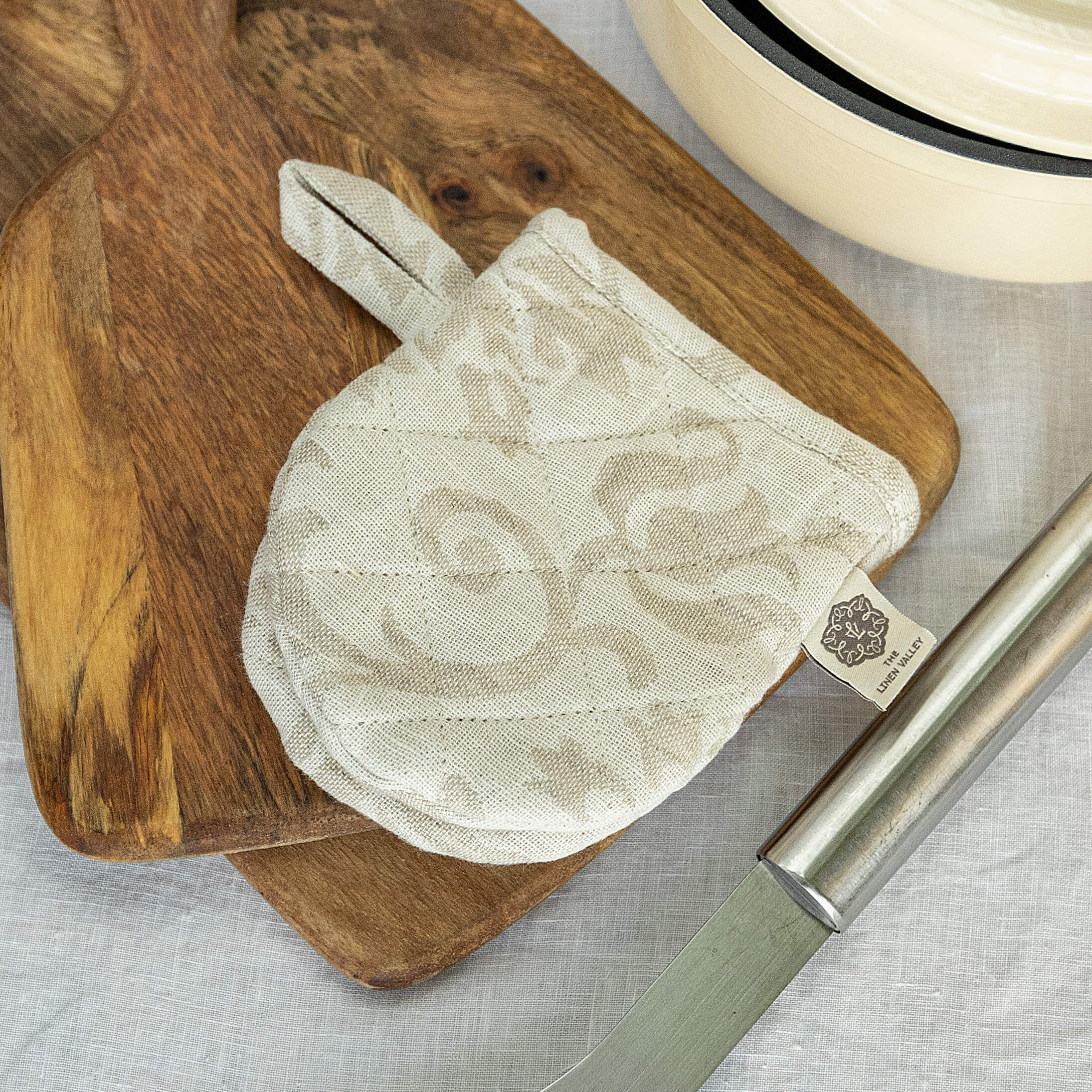 The linen oven mitt come in a variety of pastel and rich colours, which are a perfect match for our other home textiles.