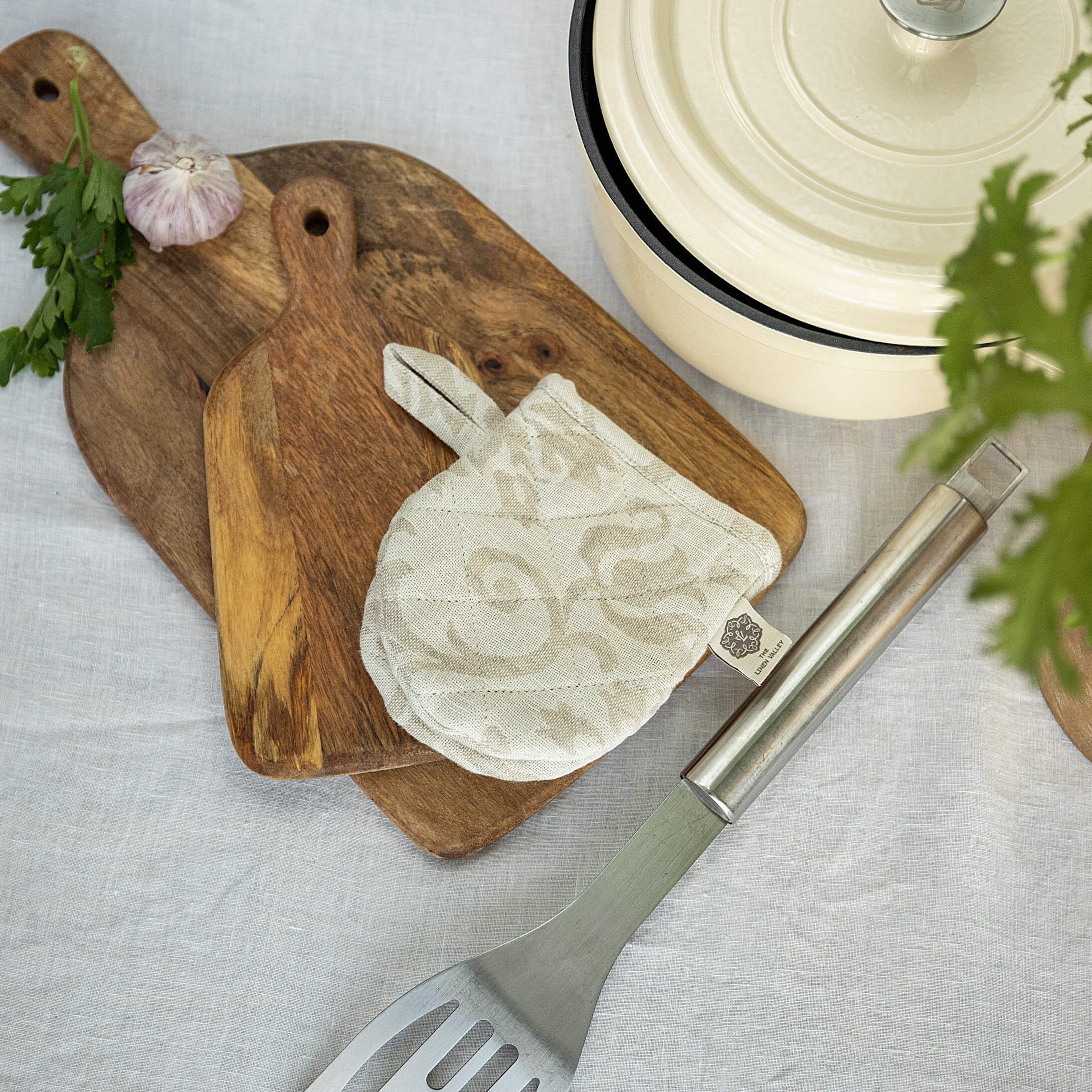 The linen oven mitt come in a variety of pastel and rich colours, which are a perfect match for our other home textiles.