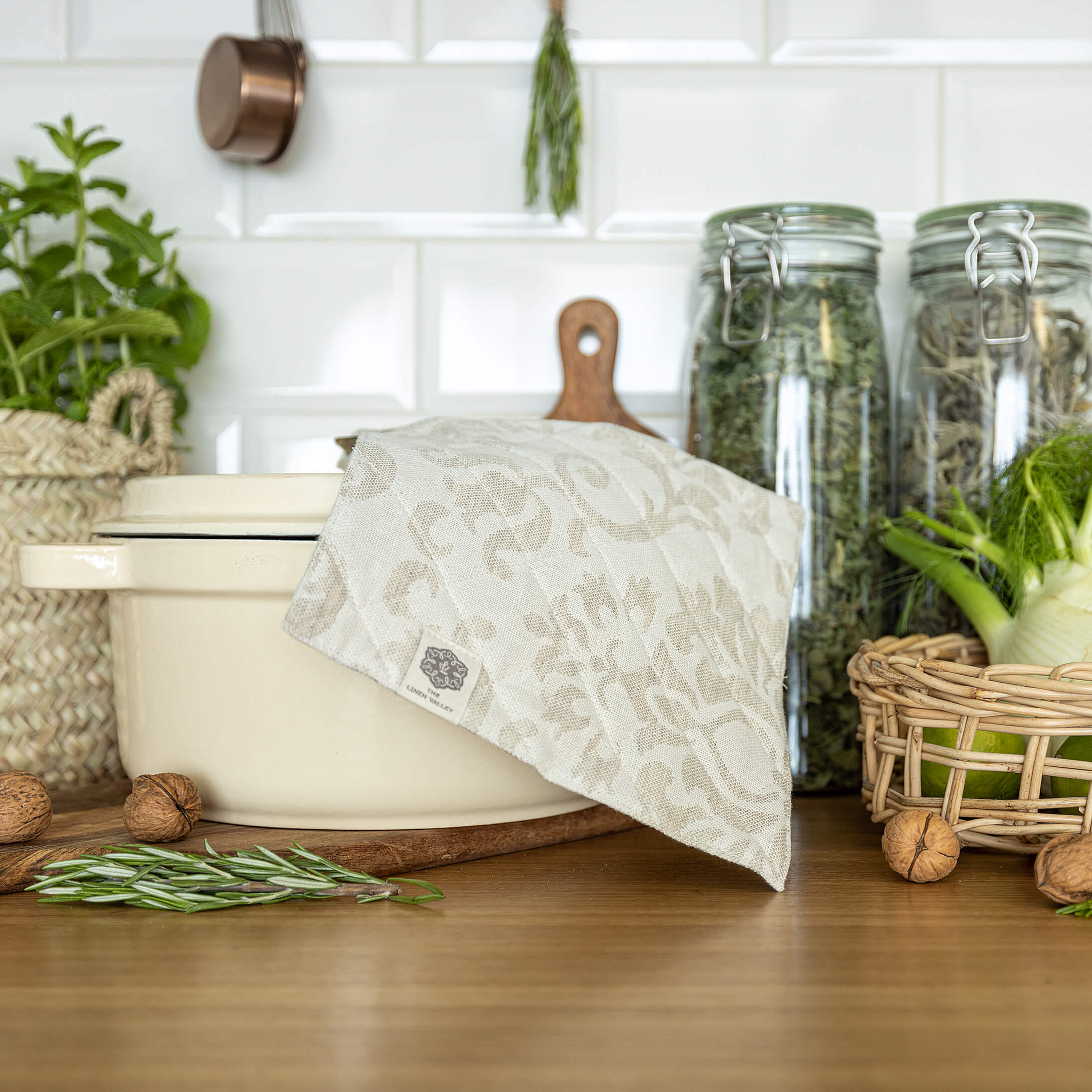 The linen pot holder come in a variety of pastel and rich colours, which are a perfect match for our other home textiles.
