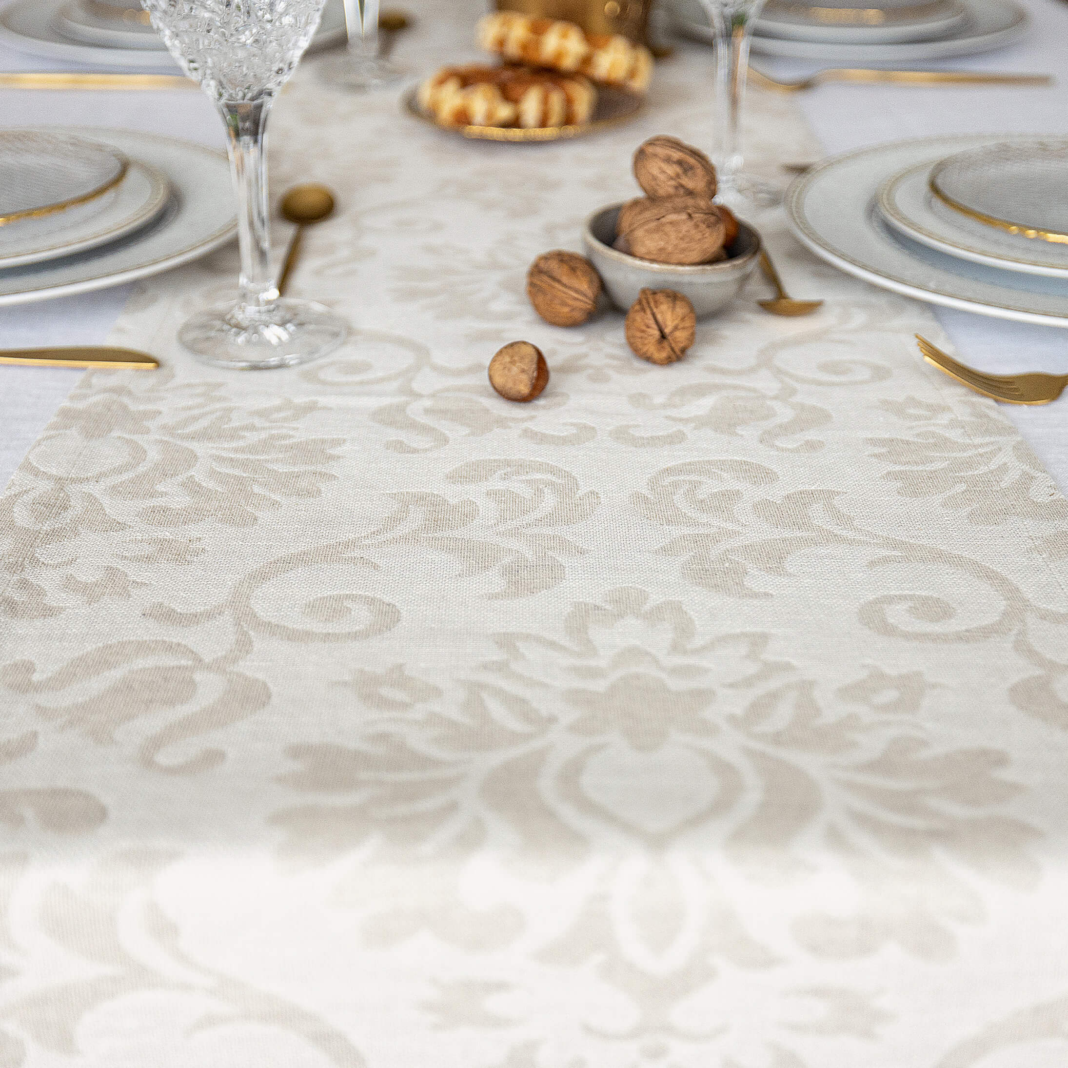 Give your table a touch of distinction and decoration with our royal floral pattern linen table runner. Use the table runner on its own or combine it with a linen tablecloth, placemats or napkins.